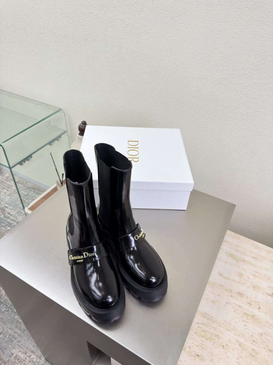 NO:533721,Chelsea elastic boots Dior thick sole Metal letter logo decoration Short boots Original consistent Black calf patent leather Full texture Calf leather Shoe shape upgrade to the ultimate foot feeling Super beauty This year's essential fashion items D-DOLL series classic pearl accessories are fashionable and versatile, full of girlishness, more joyful than a little bit of outsole Integrated molding Original outsole with brand logo printed with a little hourly dress. German training outsole Original consistent size Female 35 36 37 38 39 40 41 Female 40 41 Customized size with original packaging, boots, dior, boots, cowhide19860909切尔西松紧靴 Dior 厚底 金属字母logo装饰 短靴 原版一致 黑色小牛漆皮  质感满满 小牛皮 鞋型升级到极致脚感 超级美 今年必不可少的时尚单品 D-DOLL系列经典珍珠配饰时髦又百搭,少女感十足 欣喜不止一点点 大底 一体成型  原版大底印有品牌logo,装饰搭配有一点点小时装.   德训大底 原版一致  码数 女 35 36 37 38 39 40 41  女40 41 定做码数 配原版包装,靴子,dior,boots,cowhide,Women's Shoes