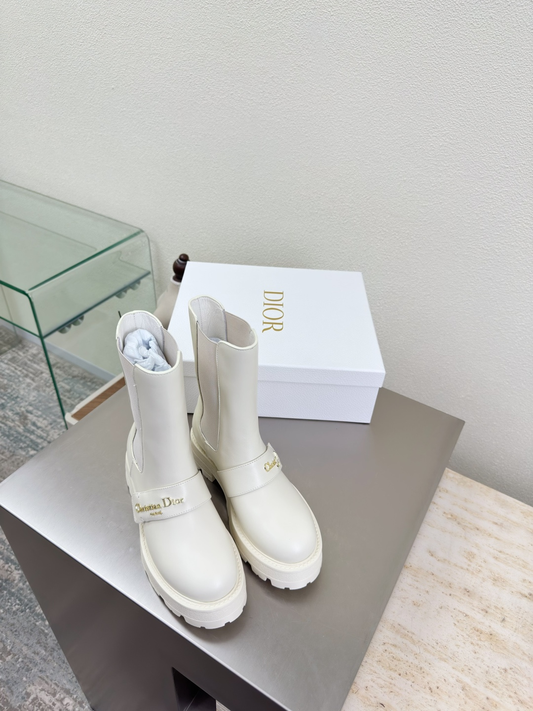 NO:533723,Chelsea elastic boots Dior thick sole Metal letter logo decoration Short boots Original consistent beige top layer cowhide full texture Calfskin Shoe shape upgraded to the ultimate foot feeling Super beauty This year's essential fashion items D-DOLL series classic pearl accessories are fashionable and versatile, full of girlishness, more joyful than a little bit of outsole Integrated molding The original outsole is printed with the brand logo, and the decoration is a little bit of hourly wear. German training outsole Original consistent size Female 35 36 37 38 39 40 41 Women 40 41 Customized size with original packaging, boots, dior, boots, cowhide19860909切尔西 松紧靴 Dior 厚底 金属字母logo装饰 短靴 原版一致 米白 头层牛皮  质感满满 小牛皮 鞋型升级到极致脚感 超级美 今年必不可少的时尚单品 D-DOLL系列经典珍珠配饰时髦又百搭,少女感十足 欣喜不止一点点 大底 一体成型  原版大底印有品牌logo,装饰搭配有一点点小时装.   德训大底 原版一致  码数 女 35 36 37 38 39 40 41  女40 41 定做码数 配原版包装,靴子,dior,boots,cowhide,Women's Shoes