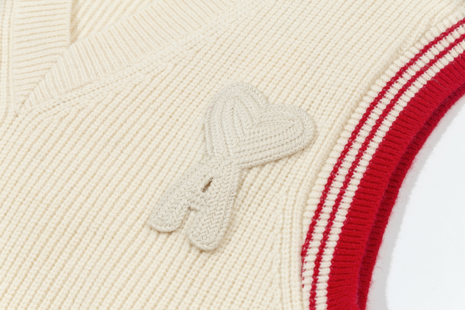 “2025 AMI Paris Winter Collection: High-Quality Women’s Clothes in Boran Almond Colors” - 图片 8