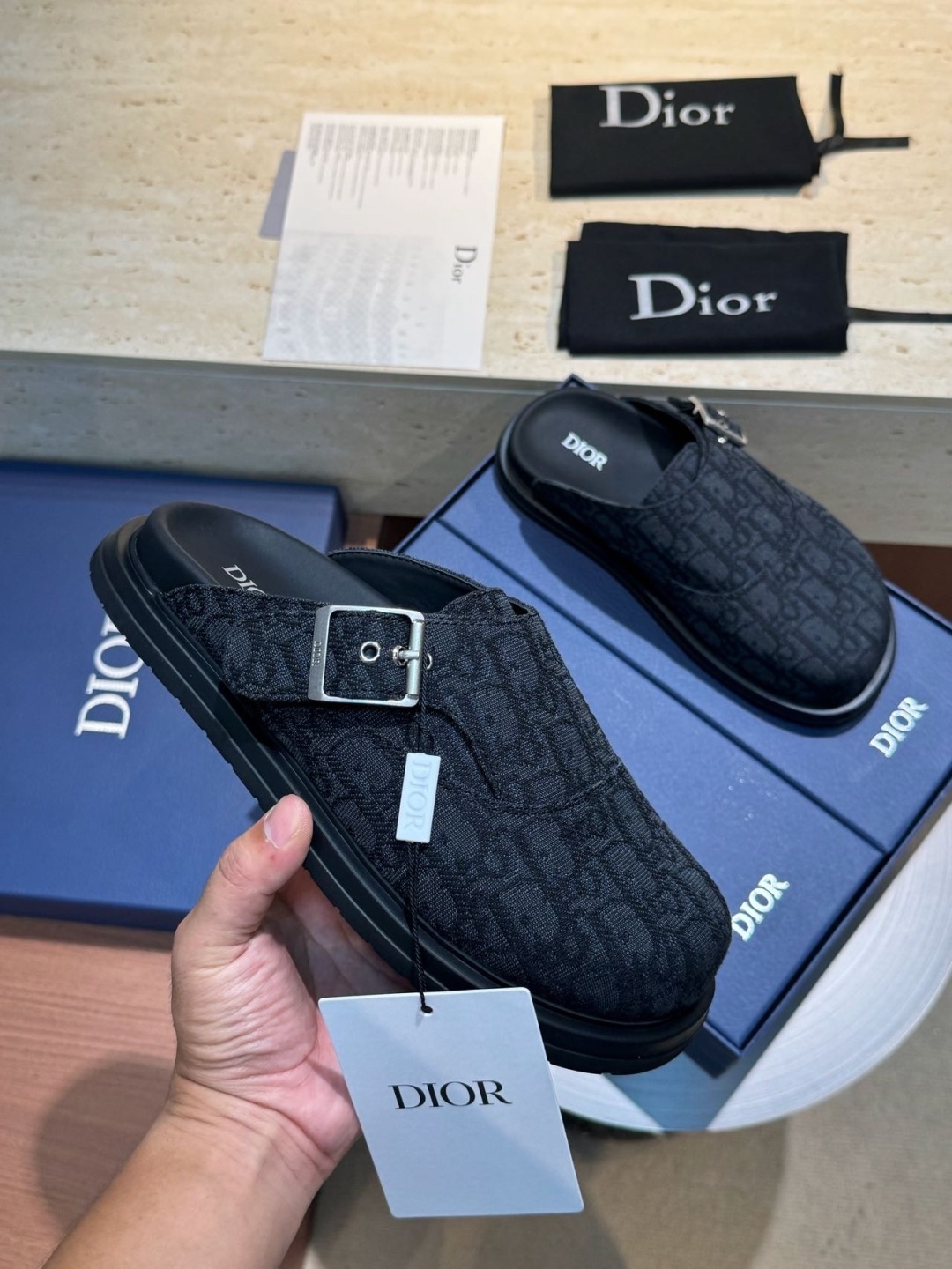 NO:555687,Elegant and casual, this D's Aqua cap-toe men's sandal is reinterpreted with an adjustable strap design that highlights the brand's iconic Oblique print. It is lined with cowhide, with a buckle decorated with the D's logo and a tonal notched sole. It can be easily paired with shorts or jeans to create a sophisticated look. Size: 38-44 (customized at 38.45),, dior, sandals, shorts, jeans, cowhide19860909这款 D家 Aqua 包头男士凉鞋 优雅而休闲,采用可调节带设计重新诠释,突显 品牌标志性的 Oblique 印花.牛皮内里,搭配饰以D家标志的搭扣和同色调凹口鞋底,可与短裤或牛仔裤轻松搭配,打造精致造型. Size:38-44(38.45定做）,,dior,sandals,shorts,jeans,cowhide,Men's shoes