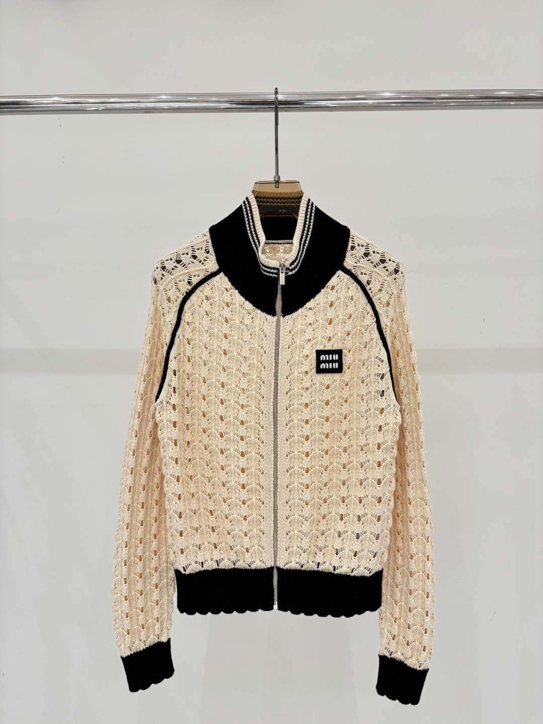 NO:799133,miu cardigan｜26 early spring new style stand collar color block college style hollow design letter logo logo simple lazy knitted cardigan uniform color sizeSML,,miumiu,19860909miu开衫｜26早春新款立领拼色学院风镂空设计字母logo徽标简约慵懒针织开衫 颜色均色 sizeSML,,miumiu,,Women's clothing