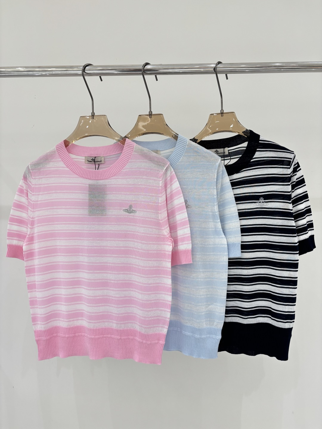 NO:799135,Queen Mother of the West Short Sleeves｜26 Early Spring New Style Round Territory Star Logo Embroidery Jacquard Stripes Color Blocking Design Casual Thin Knitted Short Sleeves Color Pink Blue Navy SizeSML,,T-shirt,19860909西太后短袖｜26早春新款圆领土星logo刺绣提花条纹拼色设计休闲薄款针织短袖 颜色粉色 蓝色 藏青 sizeSML,,T-shirt,,Women's clothing