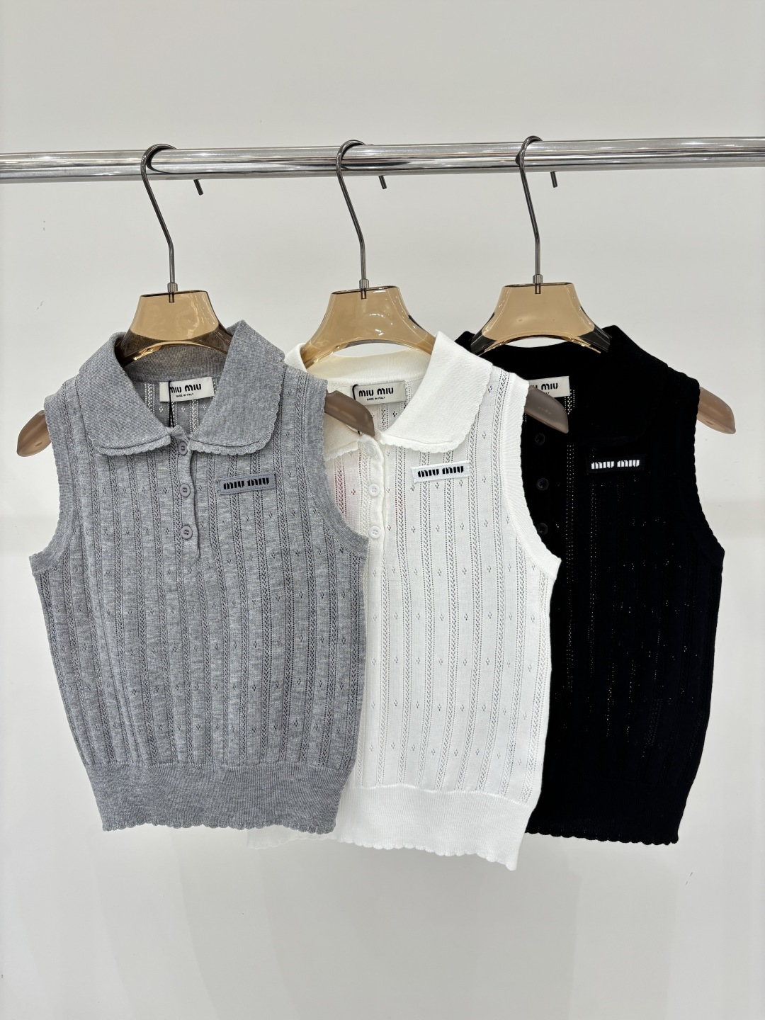 NO:799138,miu vest | 26 early spring new style lapel letter logo patch jacquard simple casual vertical stripe hollow design knitted vest color white gray black sizeSML,,miumiu,19860909miu背心｜26早春新款翻领字母logo贴布提花简约休闲竖条纹镂空设计针织背心 颜色白色 灰色 黑色 sizeSML,,miumiu,,Women's clothing