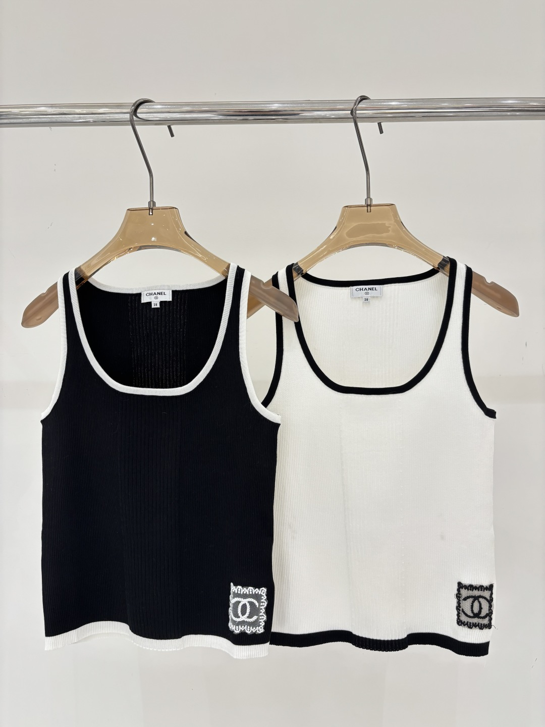 NO:799140,Xiaoxiang vest｜26 early spring new round neck letter logo hem lace patch jacquard simple casual knitted vest color black white sizeSML,,19860909小香背心｜26早春新款圆领字母logo下摆蕾丝贴布提花简约休闲针织背心 颜色黑色 白色 sizeSML,,,Women's clothing
