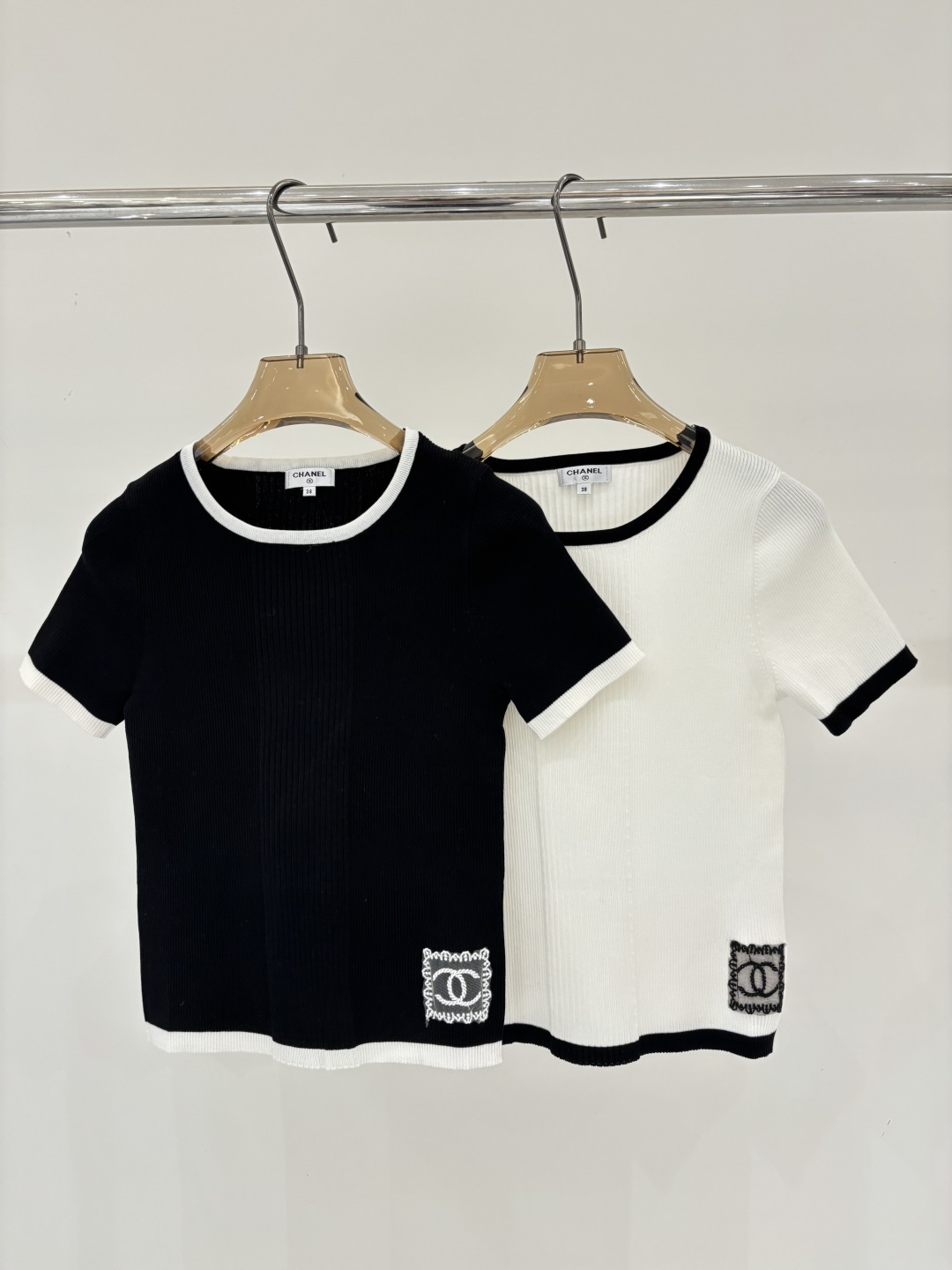 NO:799143,Xiaoxiang short sleeves｜26 early spring new round neck letter logo hem lace patch jacquard simple casual knitted short sleeves color black white sizeSML,,T-shirt,19860909小香短袖｜26早春新款圆领字母logo下摆蕾丝贴布提花简约休闲针织短袖 颜色黑色 白色 sizeSML,,T-shirt,,Women's clothing