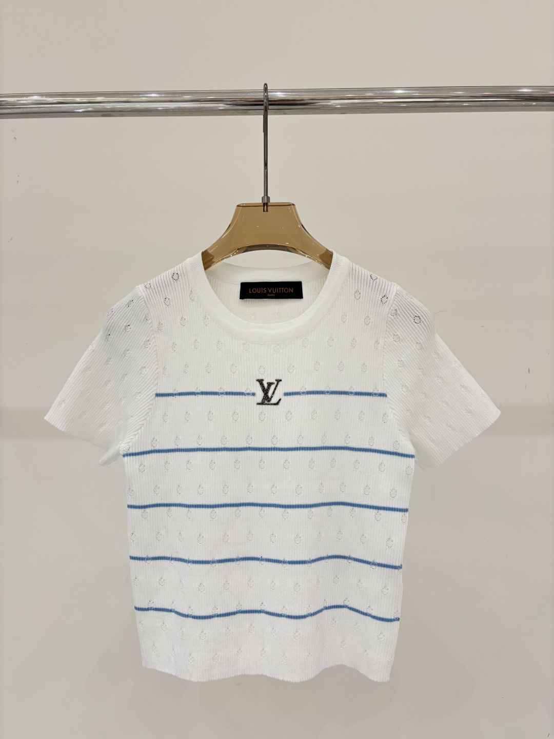 NO:799145,L Home Short Sleeves｜26 Early Spring New Round Neck Letter Logo Embroidered Jacquard Stripes Color Blocking Design Casual Knitted Short Sleeves Color White sizeSML,,louis vuitton,T-shirt,19860909L家短袖｜26早春新款圆领字母logo刺绣提花条纹拼色设计休闲针织短袖 颜色白色 sizeSML,,louis vuitton,T-shirt,,Women's clothing