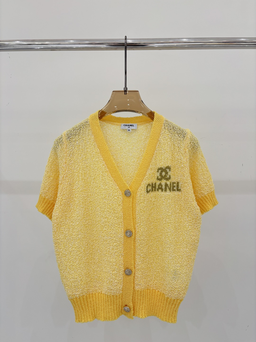 NO:799150,Xiaoxiang short sleeves｜26 early spring new round neck letter logo gold thread decoration soft and waxy simple casual knitted short sleeves color yellow sizeSML,,T-shirt,19860909小香短袖｜26早春新款圆领字母logo金线装饰软糯简约休闲针织短袖 颜色黄色 sizeSML,,T-shirt,,Women's clothing