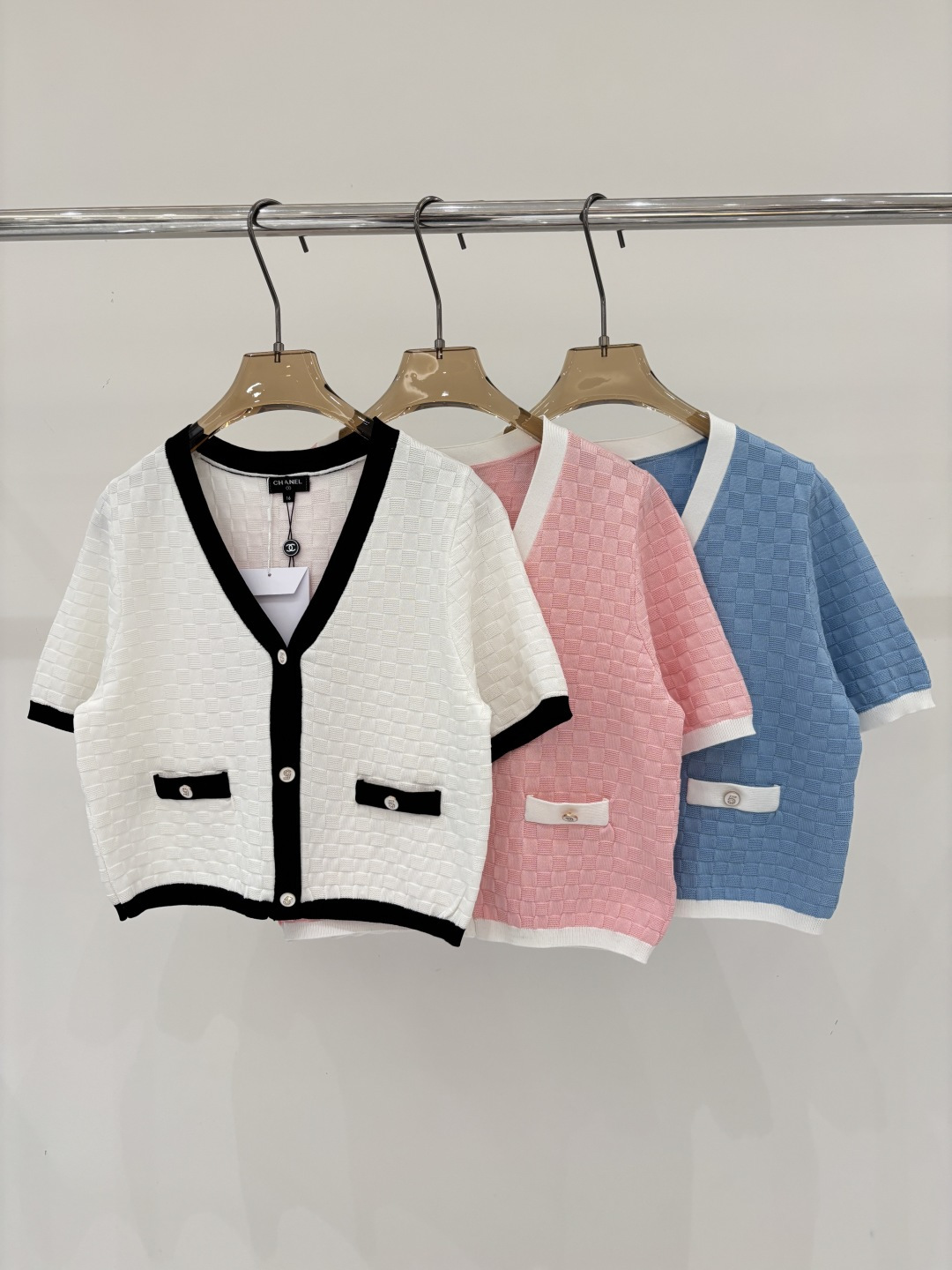NO:799152,Xiaoxiang short-sleeved | 26 early spring new v-neck number 5 three-dimensional hot diamond inlay button decoration color block waffle knitted short-sleeved color white pink blue sizeSML,,T-shirt,19860909小香短袖｜26早春新款v领数字5立体烫钻嵌花钮扣装饰拼色华夫格针织短袖 颜色白色 粉色 蓝色 sizeSML,,T-shirt,,Women's clothing