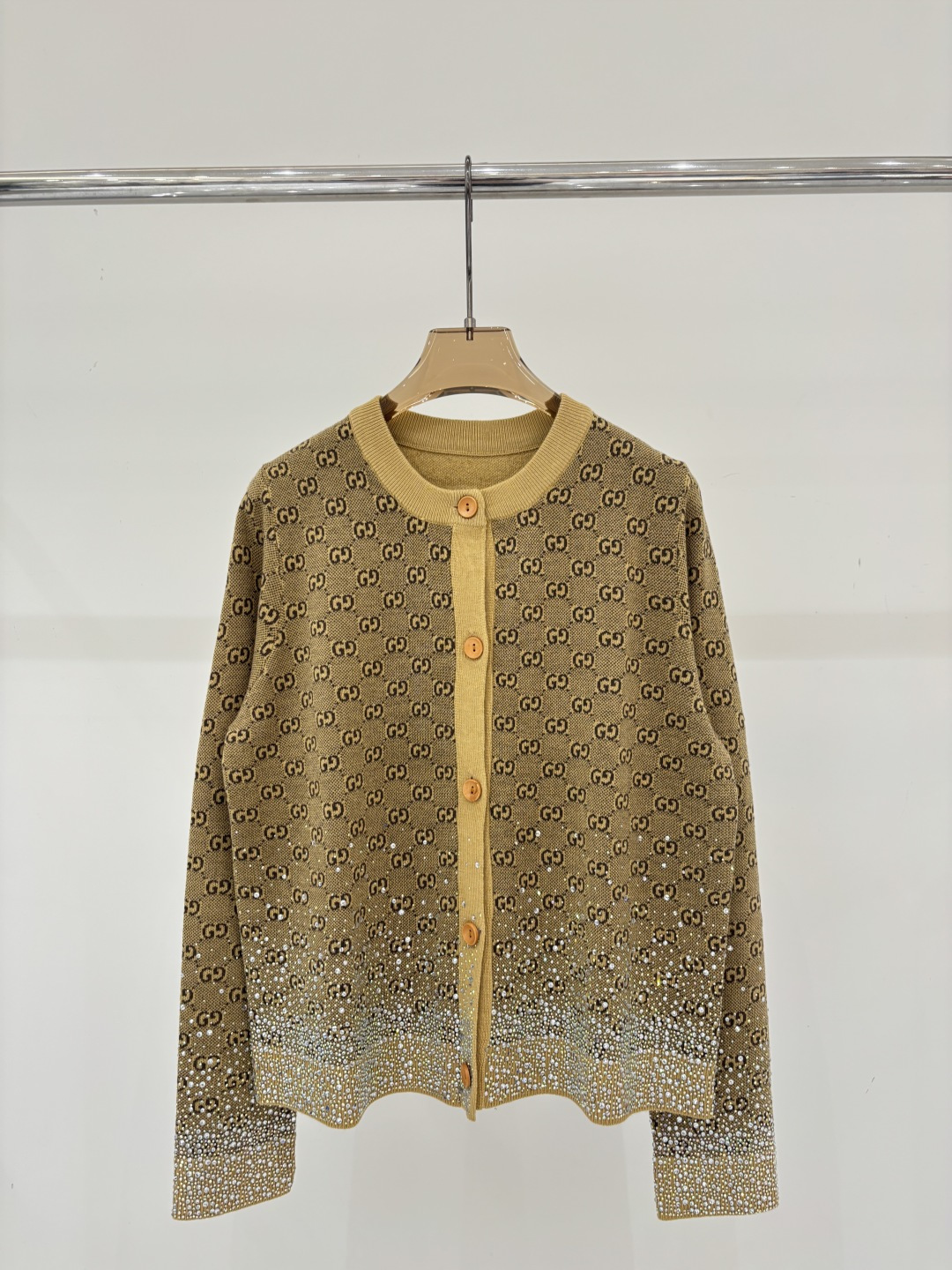 NO:799154,G Family Cardigan | 26 early spring new style round neck letter logo full jacquard hem hot diamond design heavy knitted cardigan color brown sizeSML,,gucci,19860909G家开衫｜26早春新款圆领字母logo满件提花下摆烫钻设计重工针织开衫 颜色棕色 sizeSML,,gucci,,Women's clothing
