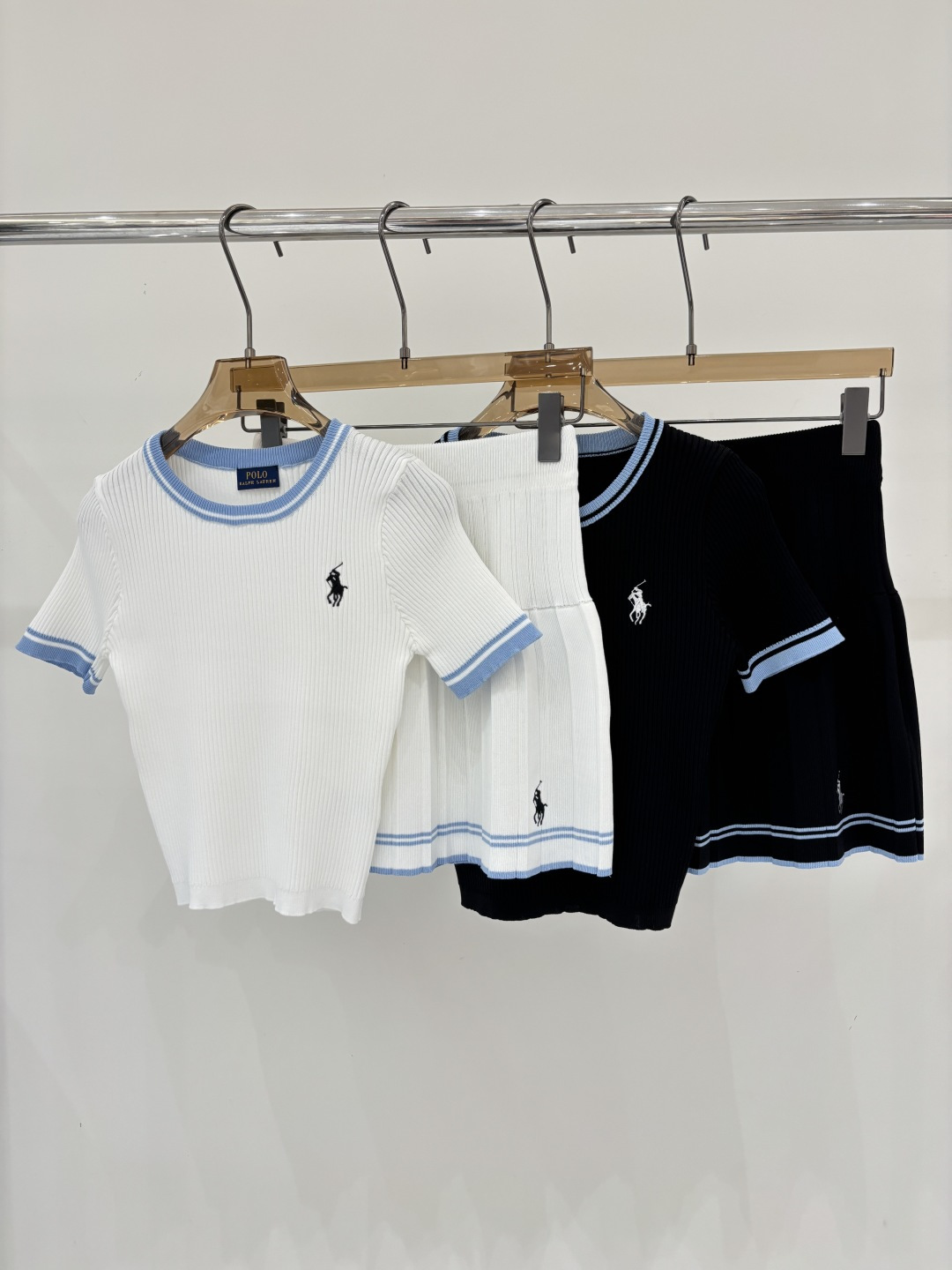 NO:799156,Raf suit｜26 early spring new round neck war horse knight logo embroidery jacquard stripe color matching design casual knitted suit color white black sizeSML,,19860909拉夫套装｜26早春新款圆领战马骑士logo刺绣提花条纹拼色设计休闲针织套装 颜色白色 黑色 sizeSML,,,Women's clothing