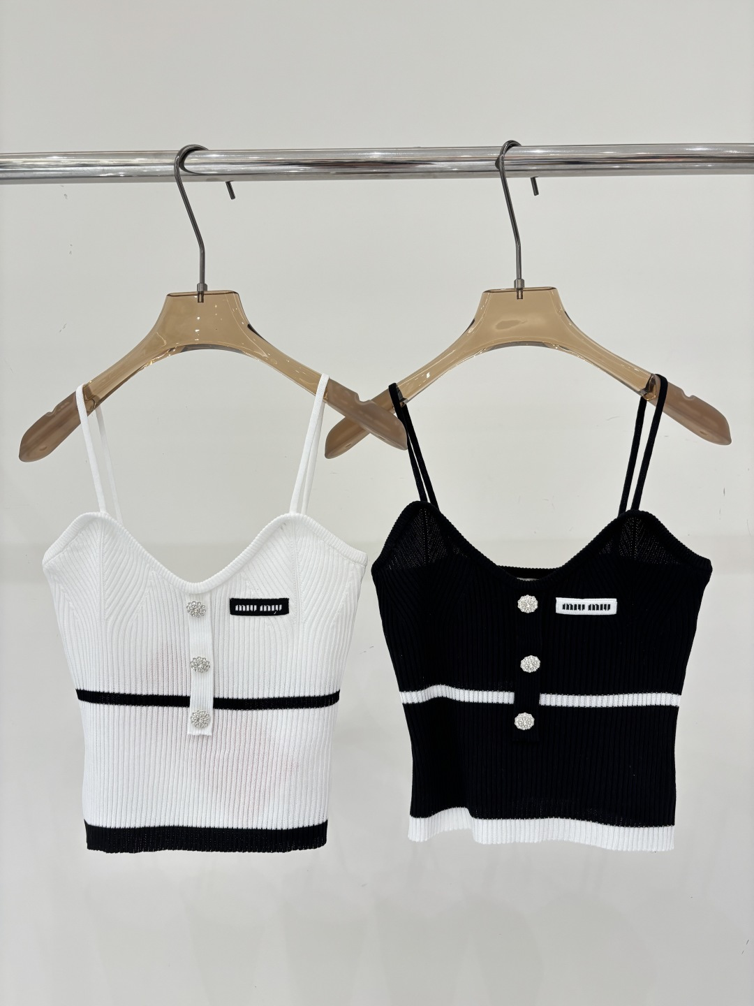 NO:799168,miu sling｜26 early spring new style v-neck letter logo patch jacquard three-dimensional diamond button decoration slim short knitted sling color white black sizeSML,,miumiu,19860909miu吊带｜26早春新款v领字母logo贴布提花立体镶钻钮扣装饰修身短款针织吊带 颜色白色 黑色 sizeSML,,miumiu,,Women's clothing