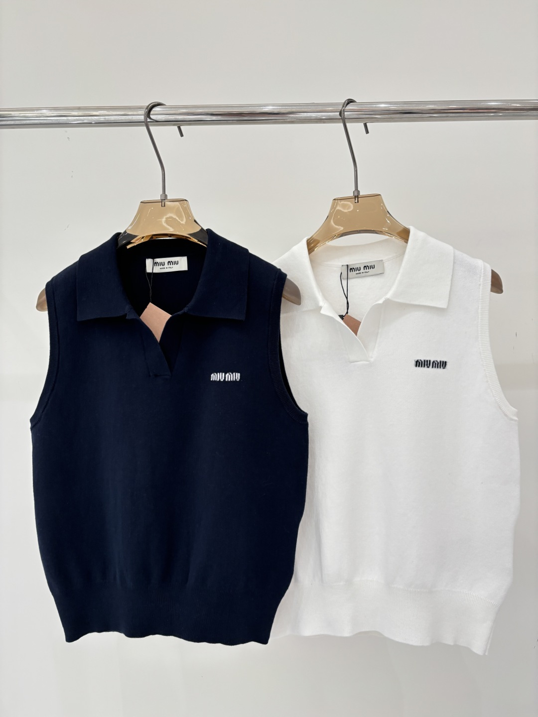 NO:799171,,165miu Vest｜26 Early Spring New Half Open Collar Letter Logo Contrast Jacquard Simple Casual Knitted Vest Color White Navy Blue sizeSML,,miumiu,19860909,165miu背心｜26早春新款半开领字母logo撞色提花简约休闲针织背心 颜色白色 藏蓝 sizeSML,,miumiu,,Women's clothing