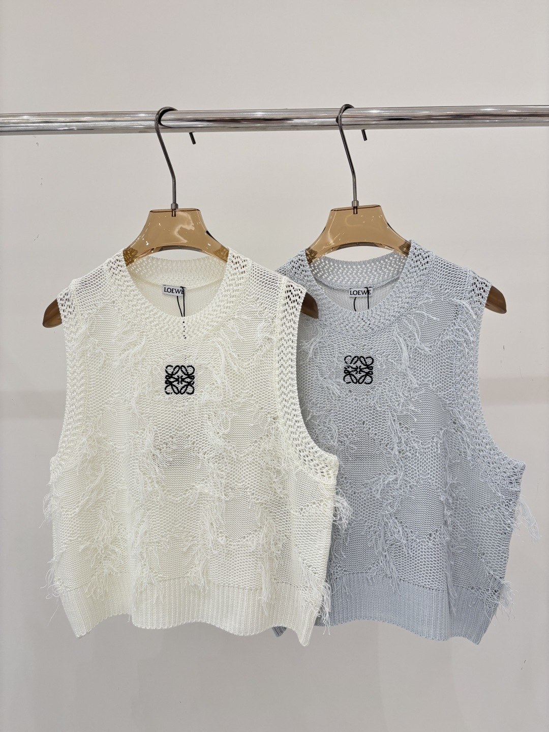NO:799174,Loewe Vest｜26 Early Spring New Style Round Neck Letter Logo Embroidery Jacquard Shearing Tassel Decoration Casual Knitted Vest Color Beige Gray sizeSML,,loewe,19860909罗意威背心｜26早春新款圆领字母logo刺绣提花剪毛流苏装饰休闲针织背心 颜色米色 灰色 sizeSML,,loewe,,Women's clothing
