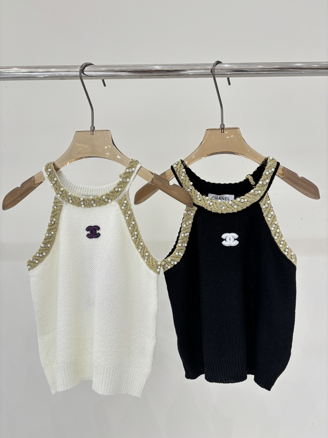 NO:799177,Xiaoxiang vest｜26 early spring new style round neck letter logo three-dimensional jacquard neckline gold thread pearl decoration simple slim fit knitted vest color white black sizeSML,,19860909小香背心｜26早春新款圆领字母logo立体提花领口金线珍珠装饰简约修身针织背心 颜色白色 黑色 sizeSML,,,Women's clothing