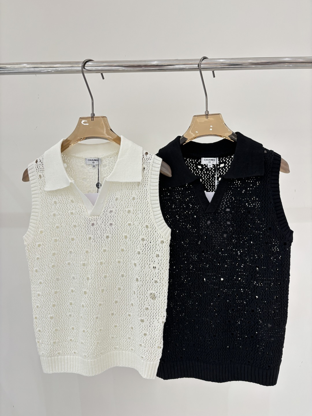 NO:799180,Xiaoxiang Vest｜26 Early Spring New Half Open Collar Square Hollow Pattern Design Casual Simple Commuting Style Knitted Vest Color White Black sizeSML,,19860909小香背心｜26早春新款半开领方块镂空花纹设计休闲简约通勤风针织背心 颜色白色 黑色 sizeSML,,,Women's clothing