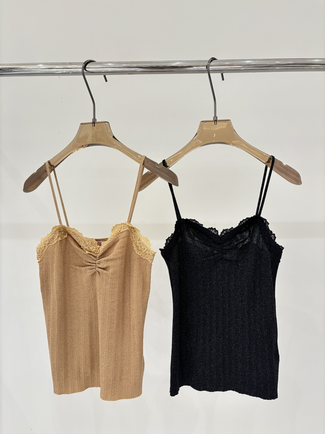NO:799183,Valentino sling｜26 early spring new style v-neck chest pleat design lace trim decoration slimming simple knitted sling color brown black sizeSML,,valentino,19860909华伦天奴吊带｜26早春新款v领胸前褶皱设计蕾丝边装饰修身简约针织吊带 颜色棕色 黑色 sizeSML,,valentino,,Women's clothing