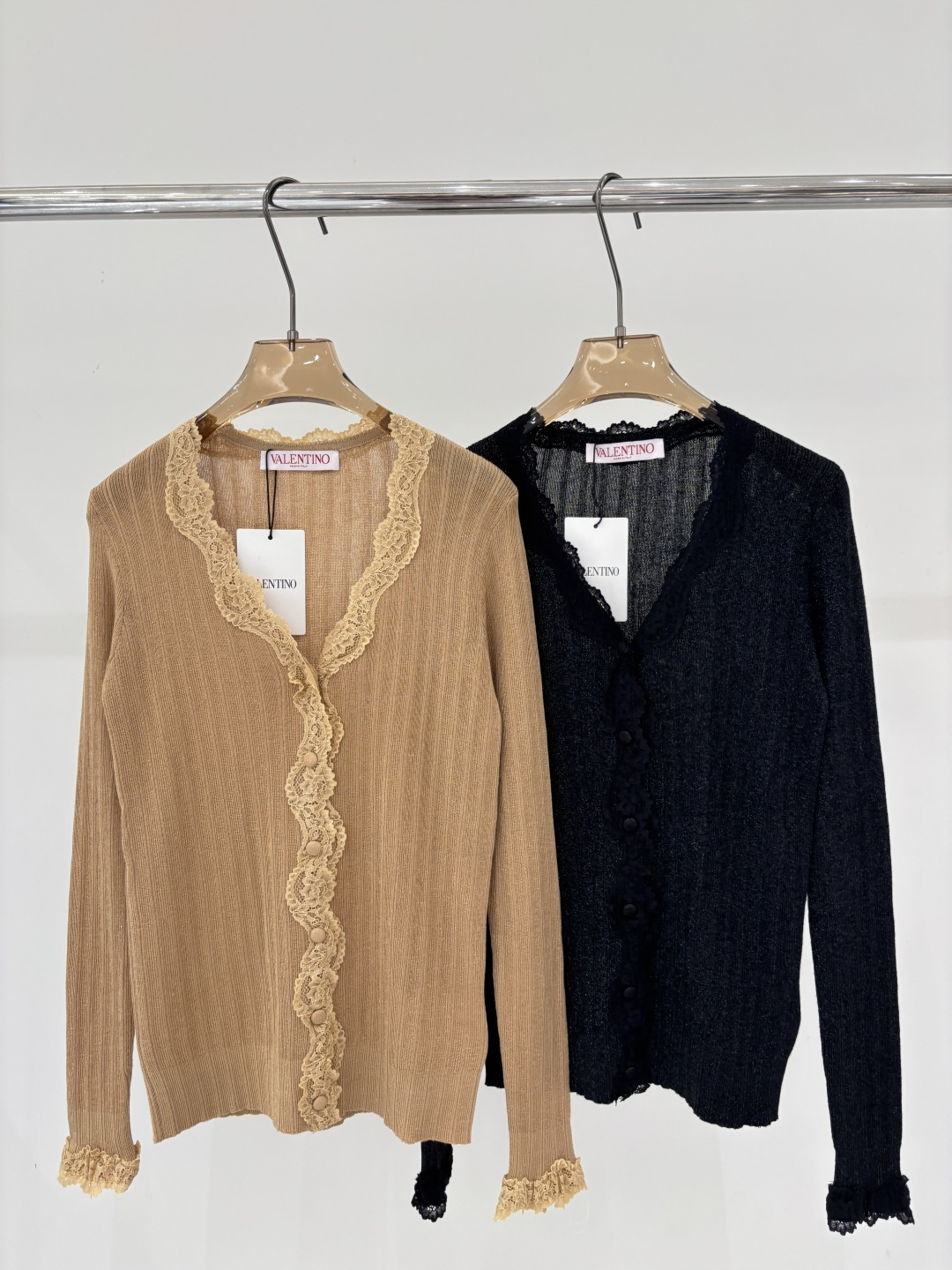 NO:799186,Valentino Cardigan｜26 Early Spring New V-neck Chest Fold Design Lace Decoration Slim Fit Simple Knitted Cardigan Color Brown Black sizeSML,,valentino,19860909华伦天奴开衫｜26早春新款v领胸前褶皱设计蕾丝边装饰修身简约针织开衫 颜色棕色 黑色 sizeSML,,valentino,,Women's clothing