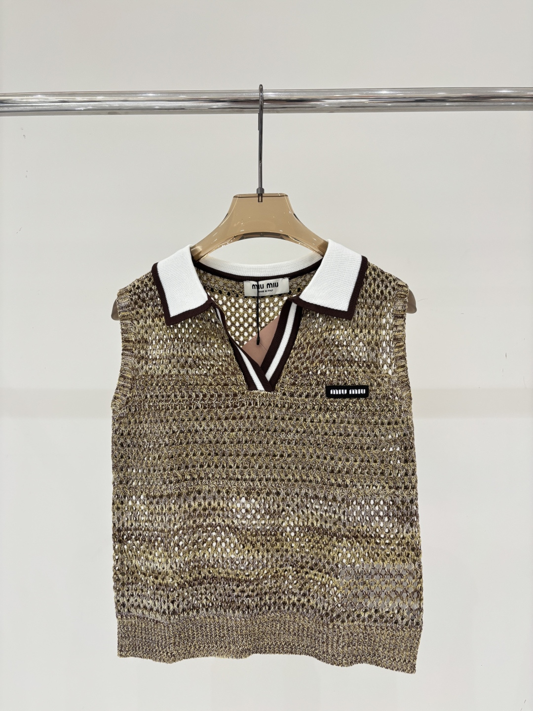 NO:799189,miu vest｜26 early spring new half open collar letter logo patch jacquard simple collar color matching design hollow casual knitted vest color brown sizeSML,,miumiu,19860909miu背心｜26早春新款半开领字母logo贴布提花简约领子拼色设计镂空休闲针织背心 颜色棕色 sizeSML,,miumiu,,Women's clothing