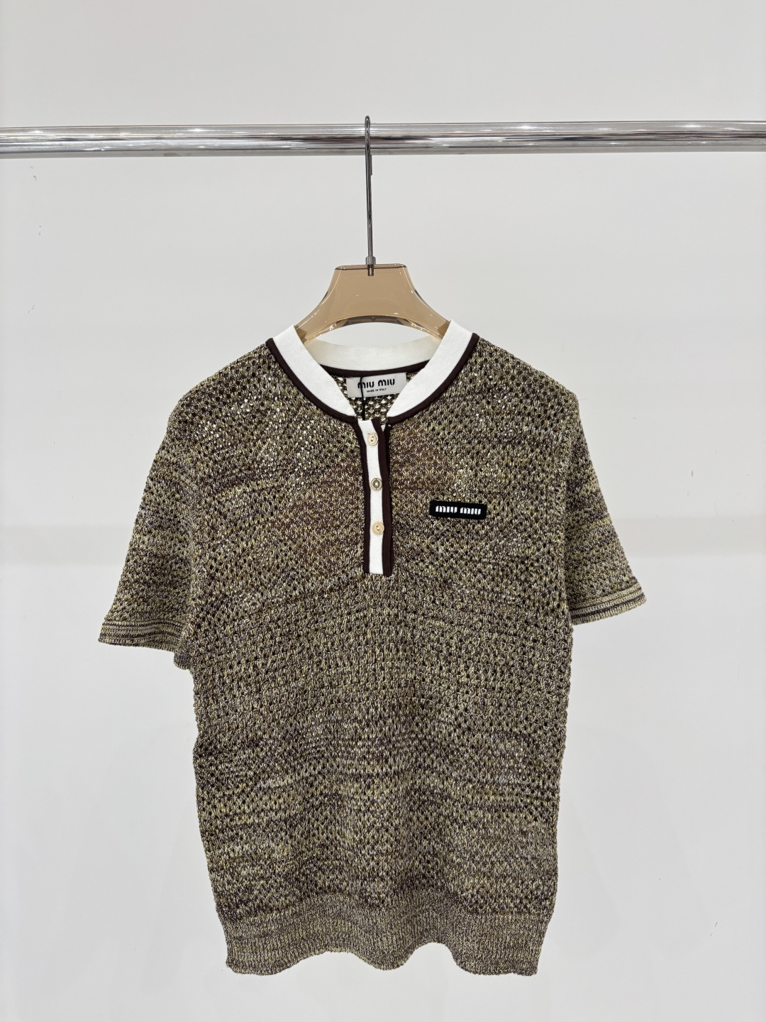 NO:799192,miu short sleeves｜26 early spring new round neck letter logo patch jacquard simple collar color matching design hollow casual knitted short sleeves color brown sizeSML,,miumiu,T-shirt,19860909miu短袖｜26早春新款圆领字母logo贴布提花简约领子拼色设计镂空休闲针织短袖 颜色棕色 sizeSML,,miumiu,T-shirt,,Women's clothing