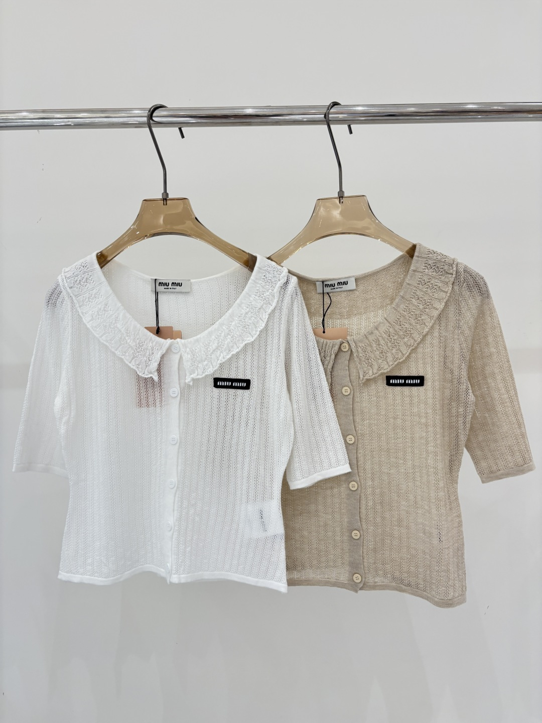 NO:799195,miu short-sleeved | 26 early spring new round neck letter logo patch jacquard collar lace decoration simple casual knitted short-sleeved color white khaki sizeSML,,miumiu,T-shirt,19860909miu短袖｜26早春新款圆领字母logo贴布提花领口花边装饰简约休闲针织短袖 颜色白色 卡其 sizeSML,,miumiu,T-shirt,,Women's clothing