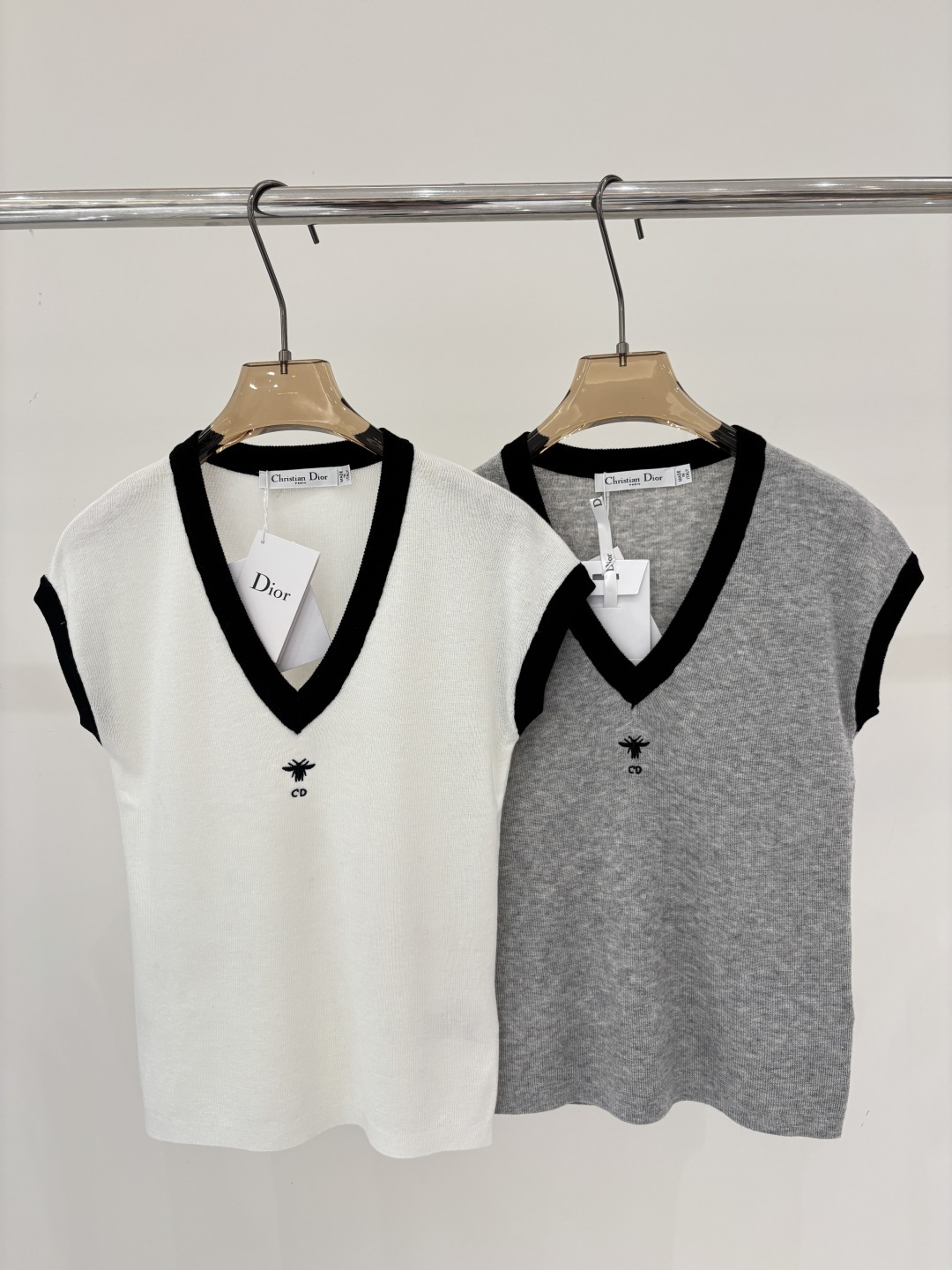 NO:799196,D Home Vest | 26 early spring new style v-neck letter logo bee embroidery jacquard simple color matching design casual knitted vest color white gray sizeSML,, dior,19860909D家背心｜26早春新款v领字母logo蜜蜂刺绣提花简约拼色设计休闲针织背心 颜色白色 灰色 sizeSML,,dior,,Women's clothing
