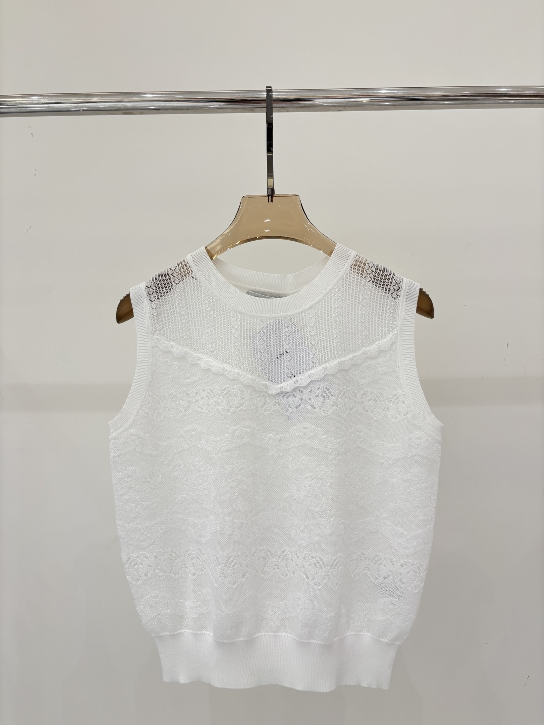 NO:799198,D Home Vest｜26 Early Spring New Style Round Neck Embossed Dark Pattern Decoration Simple Casual Thin Hollow Pattern Design Knitted Vest Color White sizeSML,,dior,19860909D家背心｜26早春新款圆领浮雕暗纹装饰简约休闲薄款镂空花纹设计针织背心 颜色白色 sizeSML,,dior,,Women's clothing