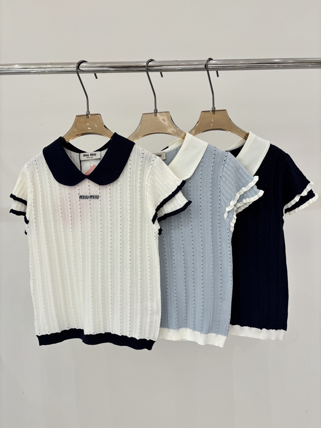 NO:799200,miu short-sleeved | 26 early spring new style lapel letter logo patch jacquard double-layer small flying sleeve design collar color matching casual simple knitted short-sleeved color white blue navy sizeSML,,miumiu,T-shirt,19860909miu短袖｜26早春新款翻领字母logo贴布提花双层小飞袖设计领子拼色休闲简约针织短袖 颜色白色 蓝色 藏蓝 sizeSML,,miumiu,T-shirt,,Women's clothing