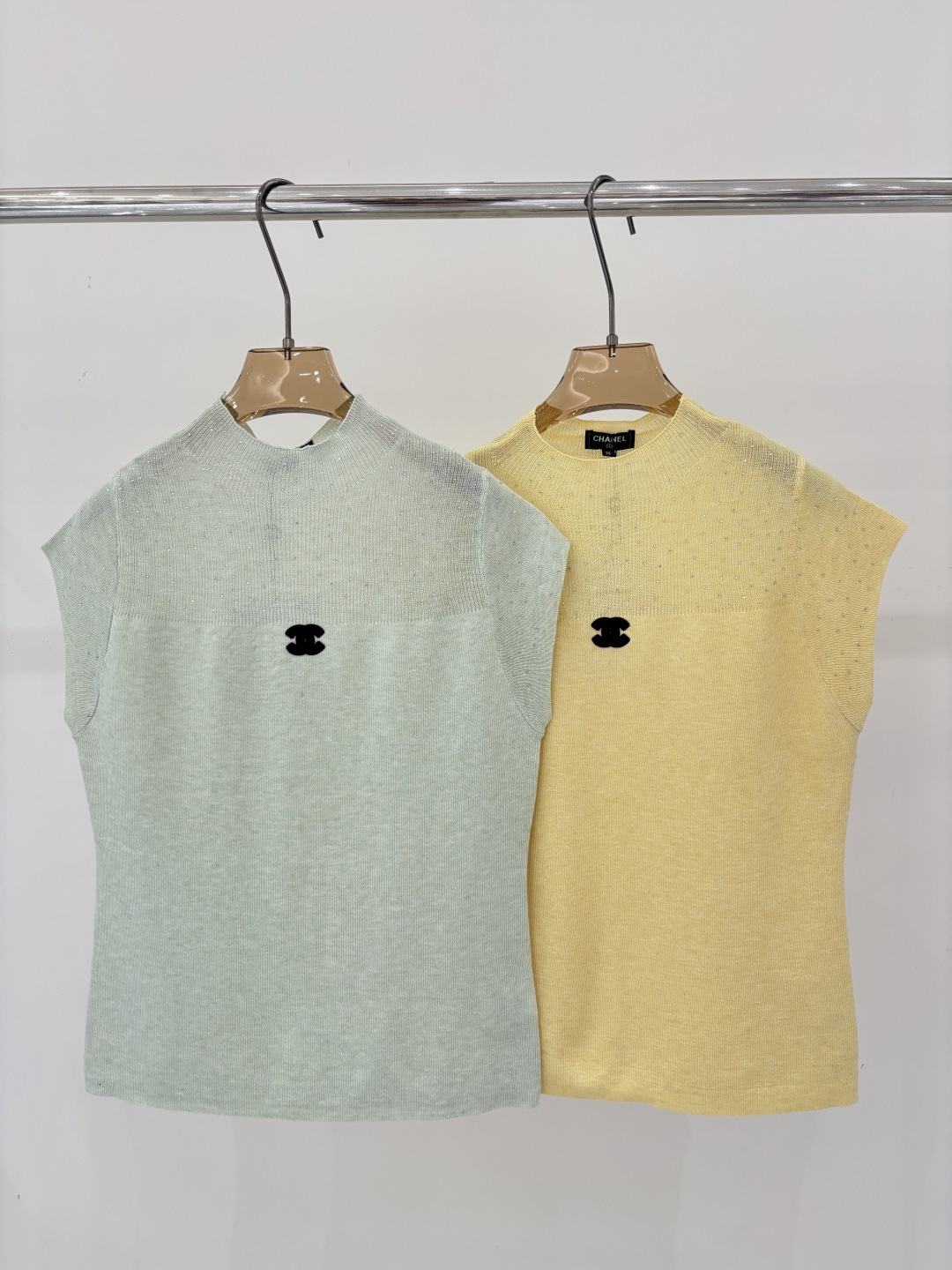 NO:799202,Xiaoxiang vest｜26 early spring new style round neck letter logo three-dimensional jacquard simple hot diamond decoration casual thin knitted vest color green yellow sizeSML,,19860909小香背心｜26早春新款圆领字母logo立体提花简约烫钻装饰休闲薄款针织背心 颜色绿色 黄色 sizeSML,,,Women's clothing