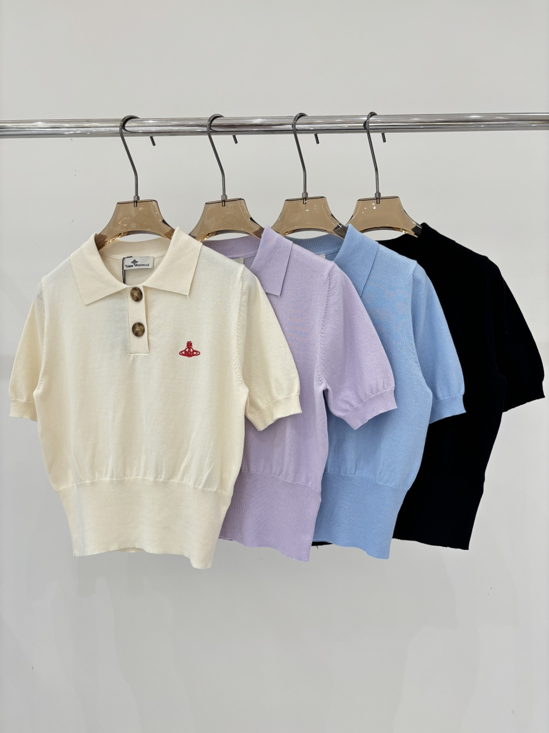 NO:799204,Queen Mother of the West Short Sleeves｜26 Early Spring New Style Land Star Logo Embroidery Jacquard Horn Button Decoration Simple Casual Short Knitted Short Sleeves Color Apricot Purple Blue Black sizeSML,,T-shirt,19860909西太后短袖｜26早春新款翻领土星logo刺绣提花牛角扣装饰简约休闲短款针织短袖 颜色杏色 紫色 蓝色 黑色 sizeSML,,T-shirt,,Women's clothing