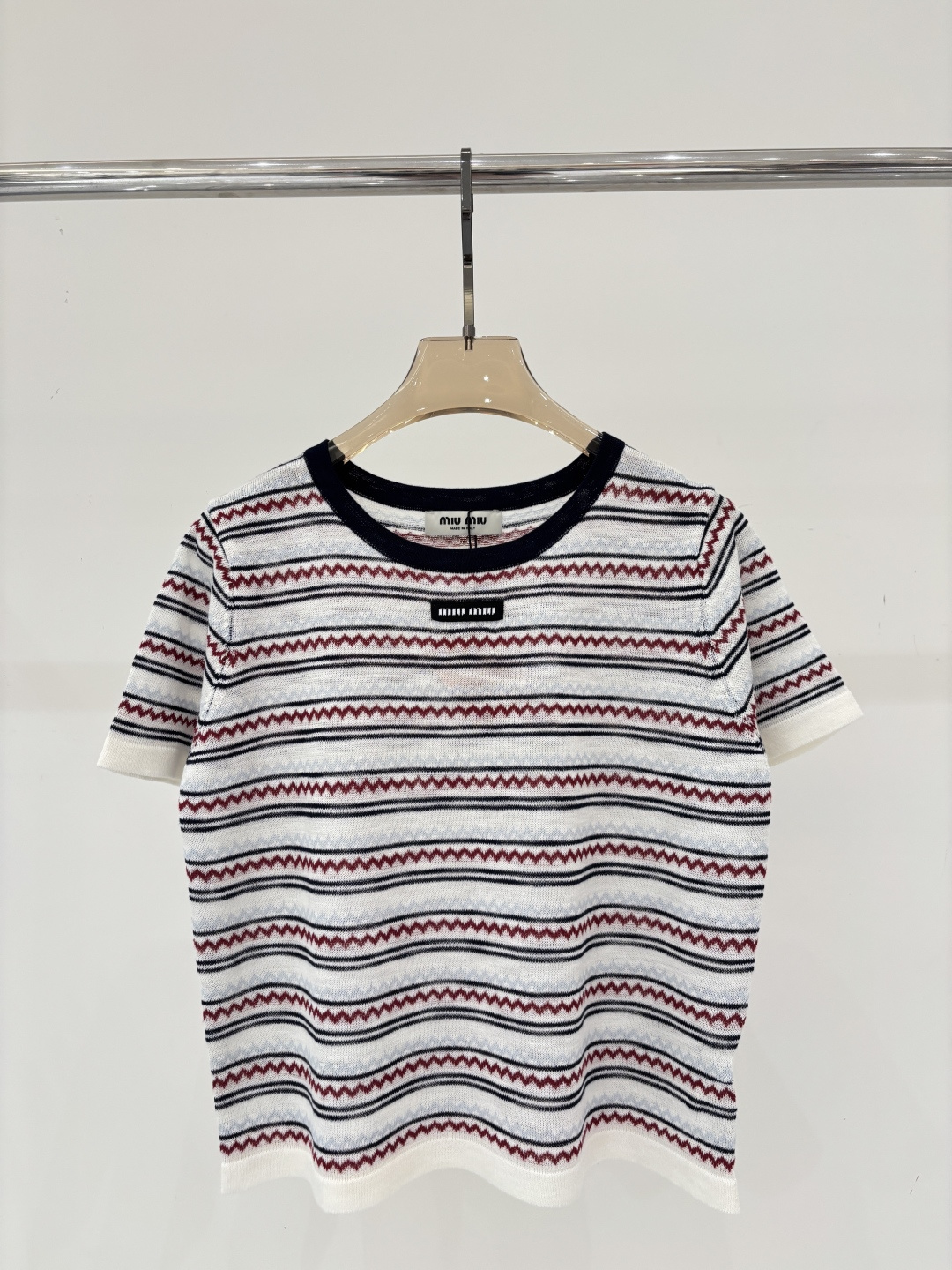NO:799206,miu short sleeves｜26 early spring new style round neck letter logo patch jacquard stripe color matching design casual thin knitted short sleeves color white sizeSML,,miumiu,T-shirt,19860909miu短袖｜26早春新款圆领字母logo贴布提花条纹拼色设计休闲薄款针织短袖 颜色白色 sizeSML,,miumiu,T-shirt,,Women's clothing