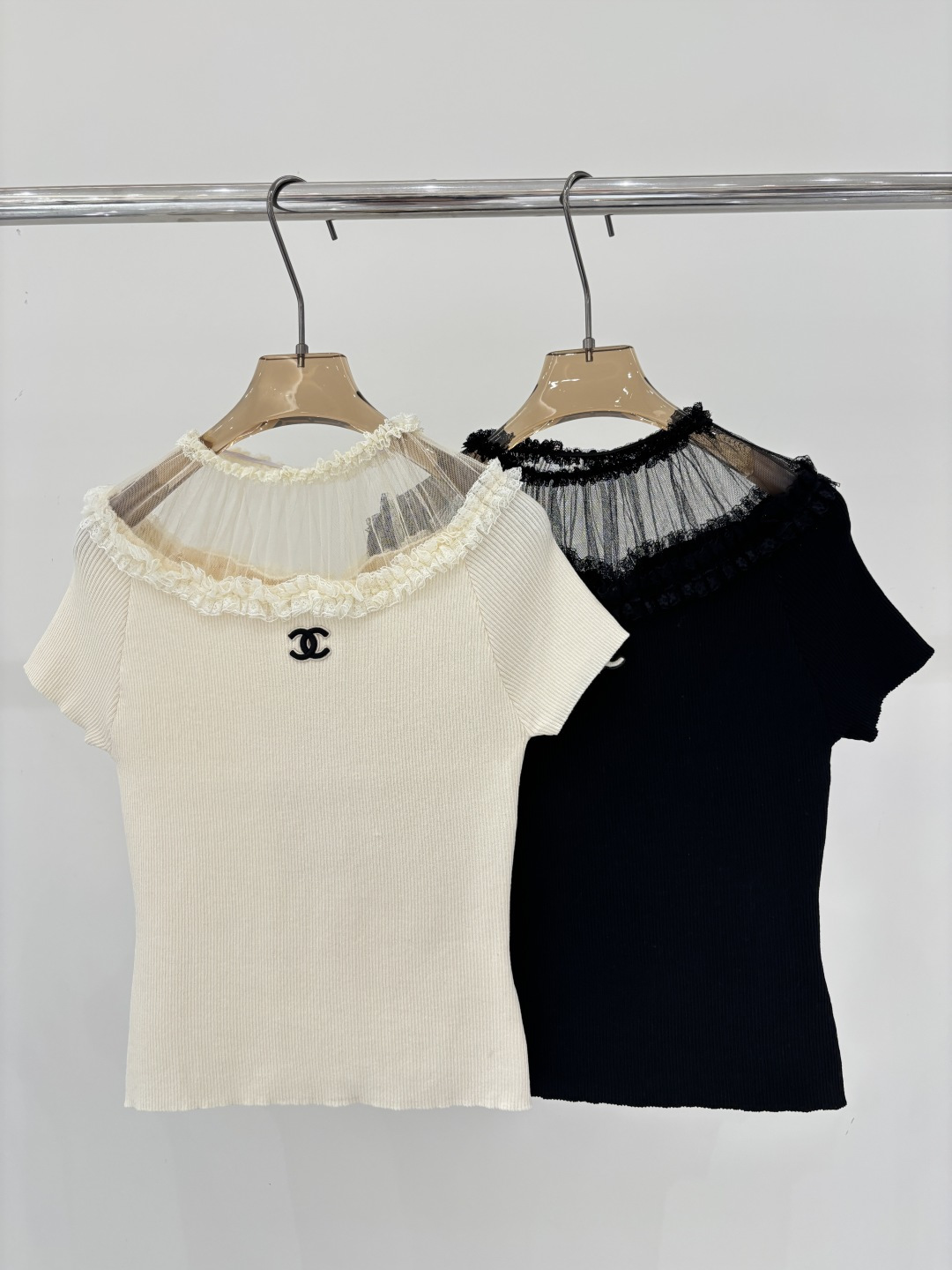 NO:799208,Xiaoxiang short sleeves｜26 early spring new style round neck letter logo embroidery jacquard simple neckline mesh splicing simple slim fit knitted short sleeves color beige black sizeSML,,T-shirt,19860909小香短袖｜26早春新款圆领字母logo刺绣提花简约领口网纱拼接简约修身针织短袖 颜色米色 黑色 sizeSML,,T-shirt,,Women's clothing