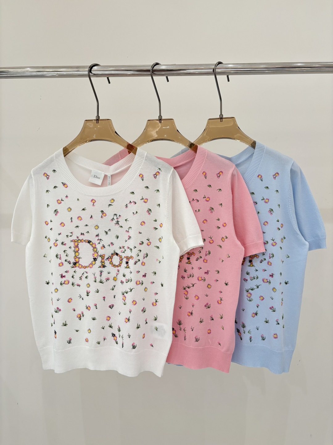 NO:799210,D Home Short Sleeve | 26 Early Spring New Round Neck Letter Logo Flower Embroidery Full Jacquard Casual Thin Knitted Short Sleeve Color White Pink Blue sizeSML,, dior, T-shirt,19860909D家短袖｜26早春新款圆领字母logo花卉刺绣满件提花休闲薄款针织短袖 颜色白色 粉色 蓝色 sizeSML,,dior,T-shirt,,Women's clothing