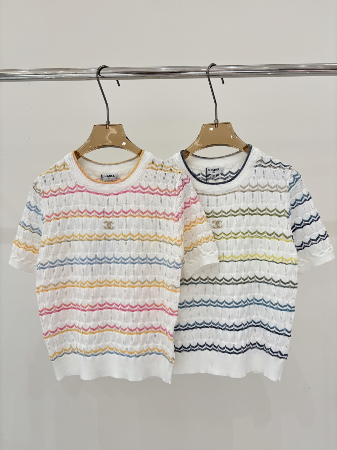 NO:799212,Xiaoxiang short sleeves｜26 early spring new style round neck letters three-dimensional jacquard stripes color matching design hollow pattern simple casual knitted short sleeves color pink green sizeSML,,T-shirt,19860909小香短袖｜26早春新款圆领字母立体提花条纹拼色设计镂空花纹简约休闲针织短袖 颜色粉色 绿色 sizeSML,,T-shirt,,Women's clothing