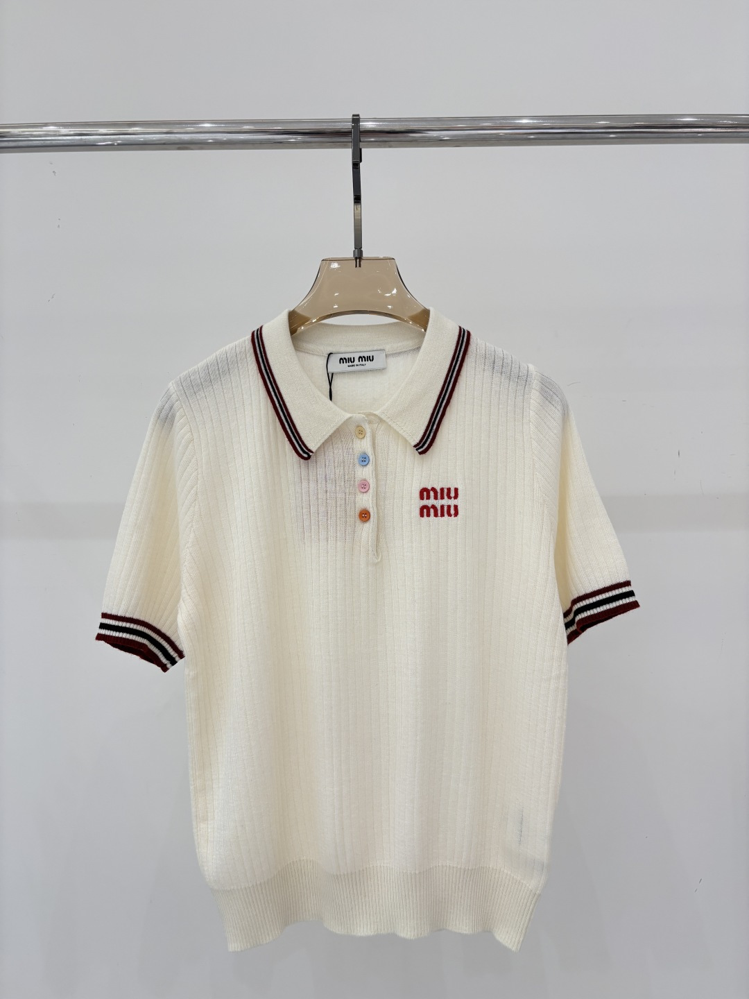 NO:799209,miu short-sleeved | 26 early spring new style lapel letter logo embroidered jacquard colorful small round buttons decorated simple casual knitted short-sleeved color beige sizeSML,,miumiu,T-shirt,19860909miu短袖｜26早春新款翻领字母logo刺绣提花彩色小圆扣装饰简约休闲针织短袖 颜色米色 sizeSML,,miumiu,T-shirt,,Women's clothing
