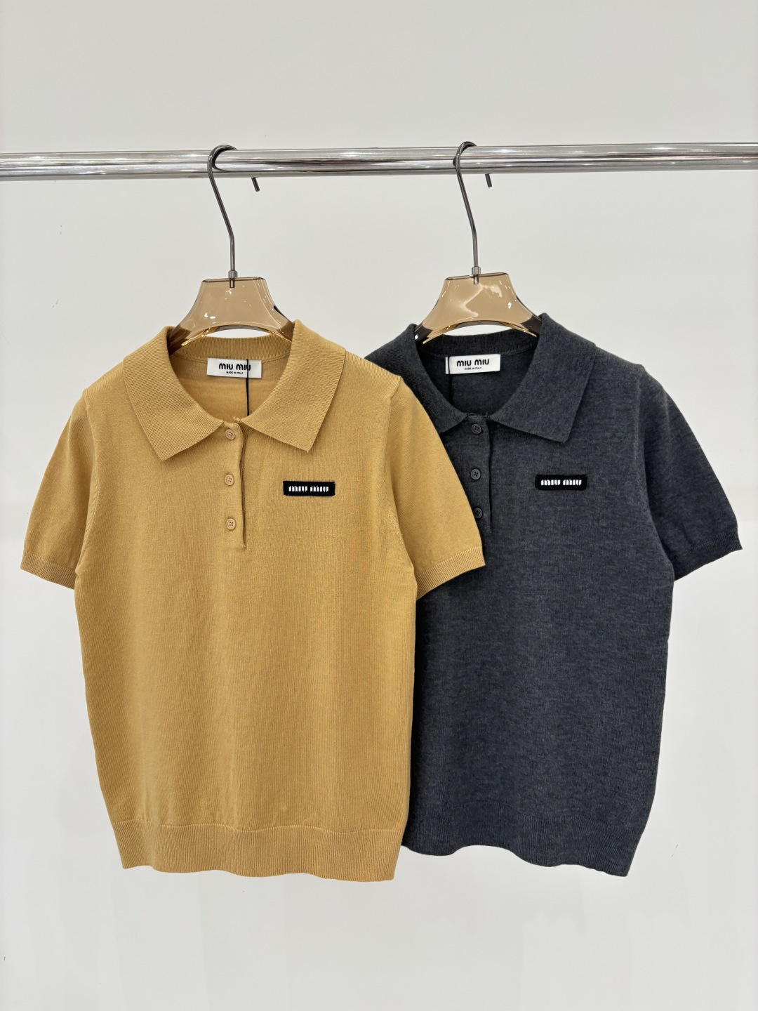 NO:799214,miu short-sleeved | 26 early spring new style lapel letter logo patch jacquard simple commuter style casual knitted short-sleeved color brown gray sizeS ML,,miumiu,T-shirt,19860909miu短袖｜26早春新款翻领字母logo贴布提花简约通勤风休闲针织短袖 颜色棕色 灰色 sizeS ML,,miumiu,T-shirt,,Women's clothing