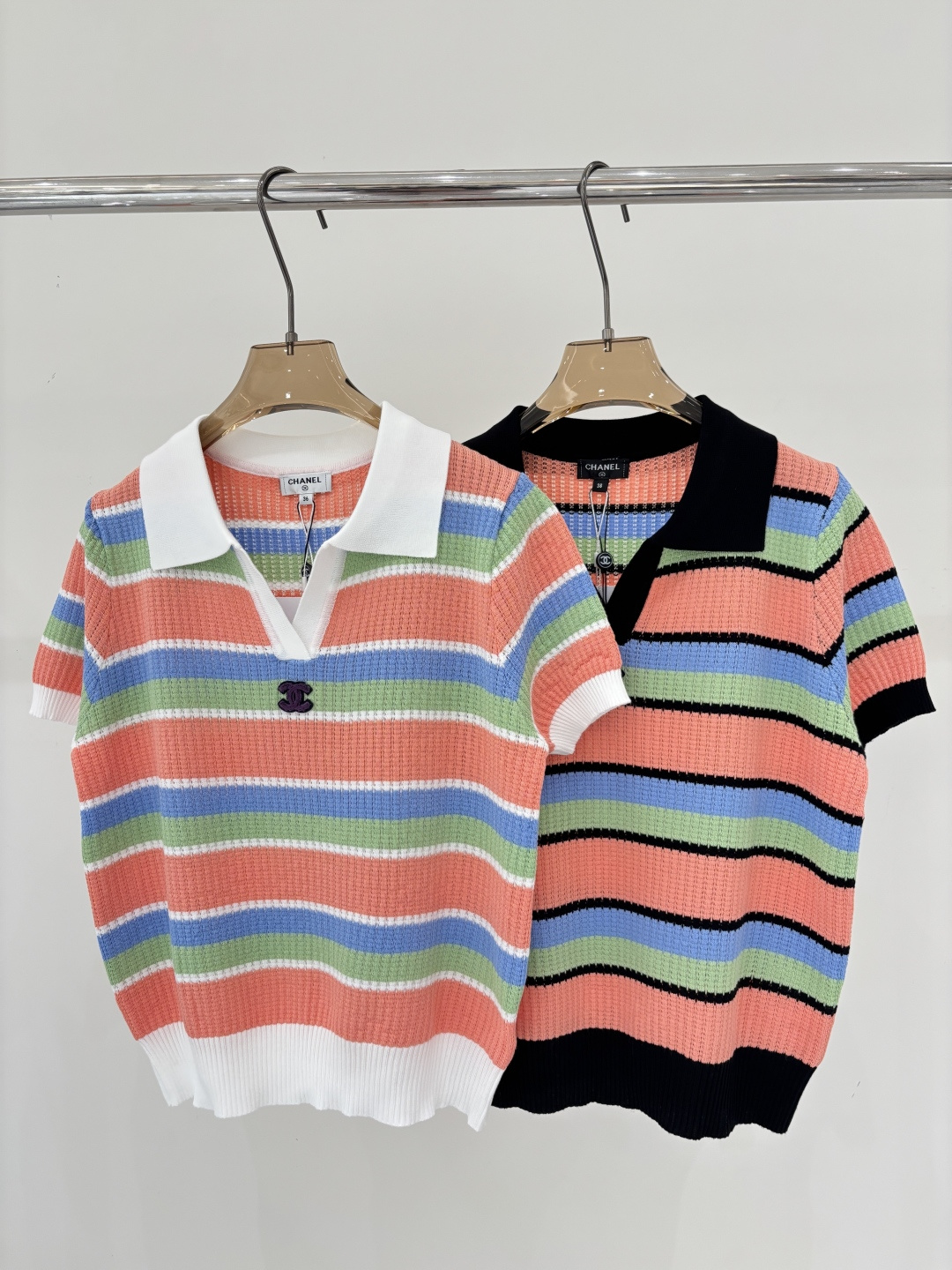 NO:799199,Xiaoxiang short-sleeved | 26 early spring new half-open collar letter logo three-dimensional jacquard casual striped color-blocking design knitted short-sleeved color white black sizeSML,,T-shirt,19860909小香短袖｜26早春新款半开领字母logo立体提花休闲条纹拼色设计针织短袖 颜色白色 黑色 sizeSML,,T-shirt,,Women's clothing