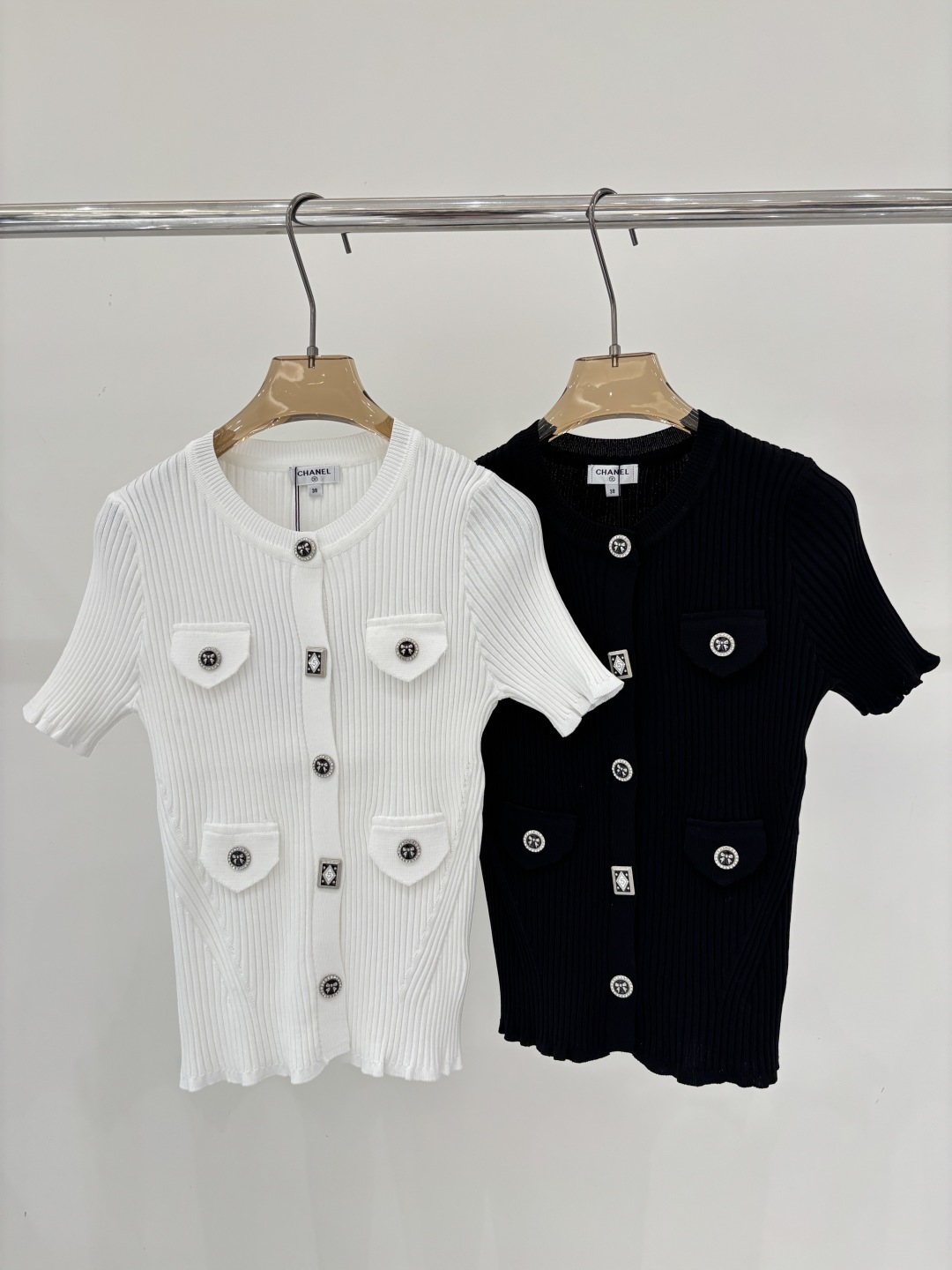 NO:799203,Xiaoxiang short sleeves｜26 early spring new round neck letter logo bow intarsia button decoration simple slim fit noble knitted short sleeves color white black sizeSML,,T-shirt,19860909小香短袖｜26早春新款圆领字母logo蝴蝶结嵌花钮扣装饰简约修身贵气针织短袖 颜色白色 黑色 sizeSML,,T-shirt,,Women's clothing