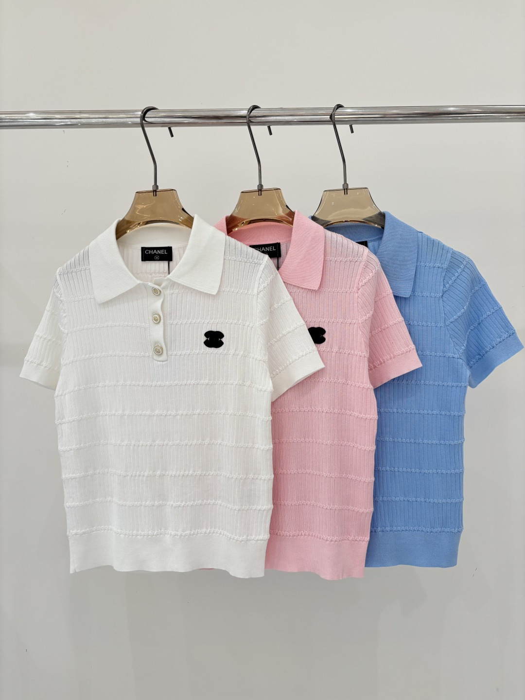 NO:799205,Xiaoxiang short-sleeved | 26 early spring new style lapel letter logo three-dimensional jacquard simple intarsia button decoration casual knitted short-sleeved color white pink blue sizeSML,, T-shirt,19860909小香短袖｜26早春新款翻领字母logo立体提花简约嵌花钮扣装饰休闲针织短袖 颜色白色 粉色 蓝色 sizeSML,,T-shirt,,Women's clothing