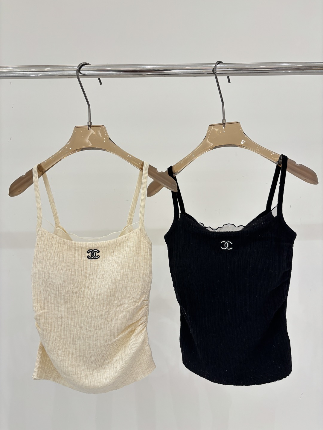 NO:799211,Xiaoxiang sling｜26 early spring new style round neck letter logo embroidered jacquard lace decoration with built-in chest pad simple slim fit knitted sling color apricot black sizeSML,,19860909小香吊带｜26早春新款圆领字母logo刺绣提花蕾丝边装饰自带胸垫简约修身针织吊带 颜色杏色 黑色 sizeSML,,,Women's clothing