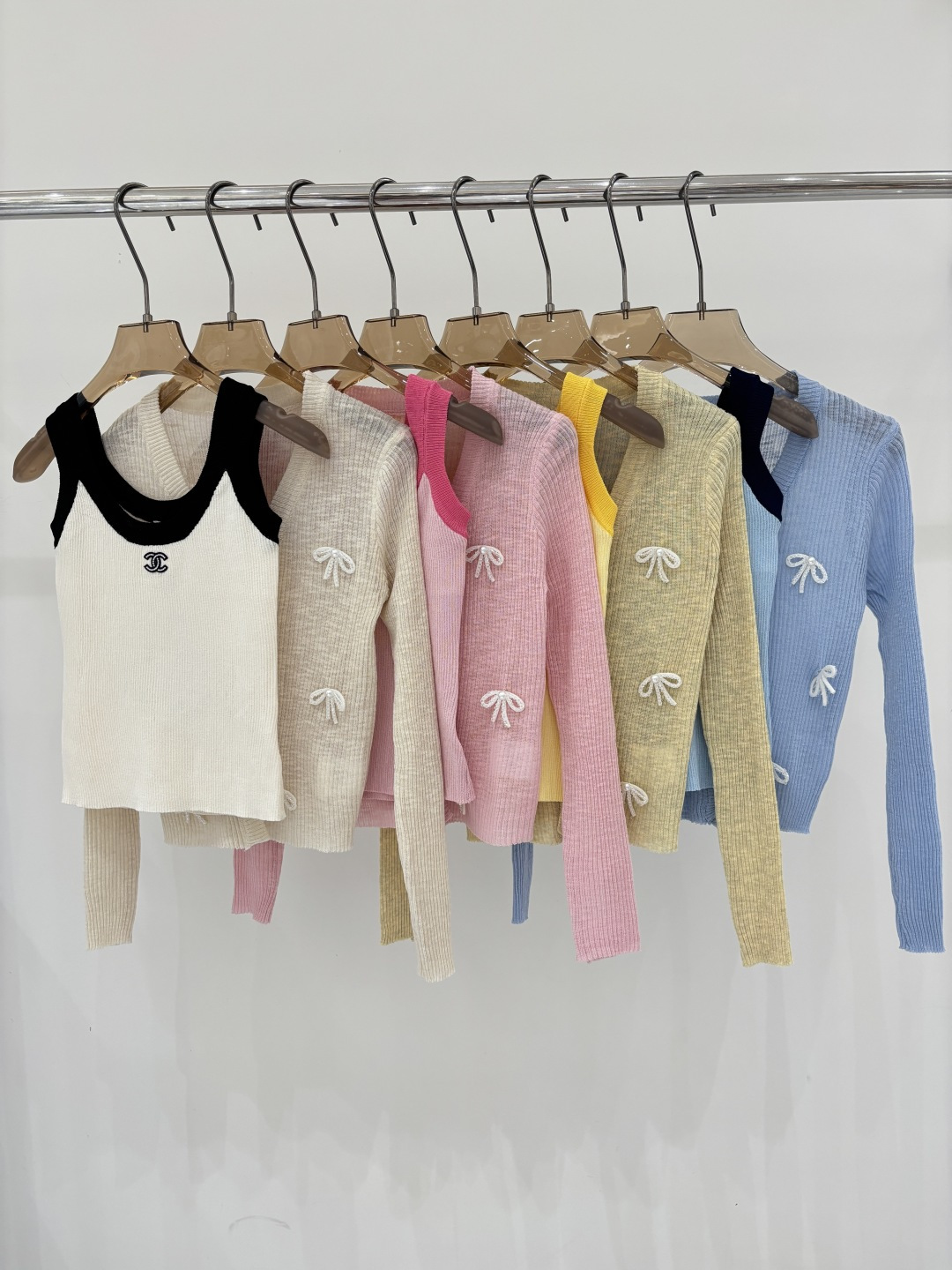 NO:799213,Xiaoxiang two-piece set｜26 early spring new v-neck letter logo embroidery jacquard three-dimensional bow decoration casual thin knitted two-piece set color apricot pink yellow blue sizeSML,,19860909小香两件套｜26早春新款v领字母logo刺绣提花立体蝴蝶结装饰休闲薄款针织两件套 颜色杏色 粉色 黄色 蓝色 sizeSML,,,Women's clothing