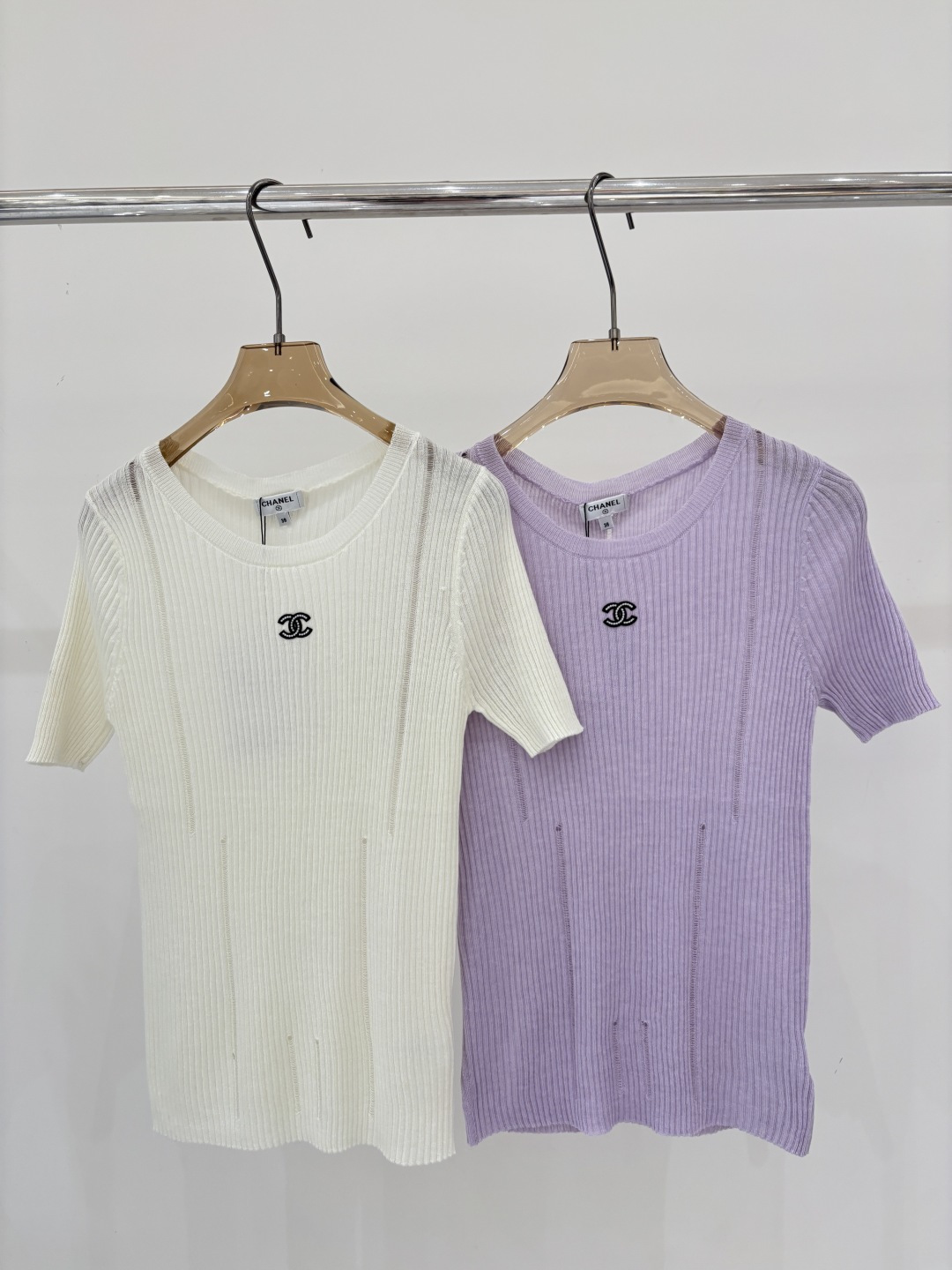 NO:799215,Xiaoxiang short-sleeved | 26 early spring new style round neck letter logo embroidered jacquard simple thin hollow design knitted short-sleeved color white purple sizeSML,,T-shirt,19860909小香短袖｜26早春新款圆领字母logo刺绣提花简约薄款镂空设计针织短袖 颜色白色 紫色 sizeSML,,T-shirt,,Women's clothing