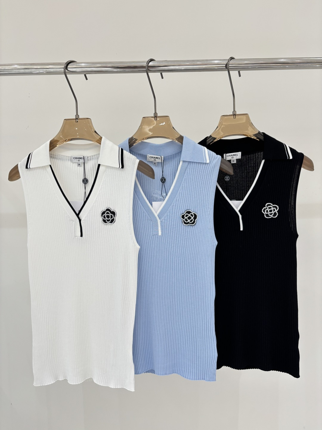 NO:799216,Xiaoxiang vest｜26 early spring new half open collar camellia logo three-dimensional beaded patch jacquard simple commuter style knitted vest color white blue black sizeSML,,19860909小香背心｜26早春新款半开领山茶花logo立体串珠贴布提花简约通勤风针织背心 颜色白色 蓝色 黑色 sizeSML,,,Women's clothing