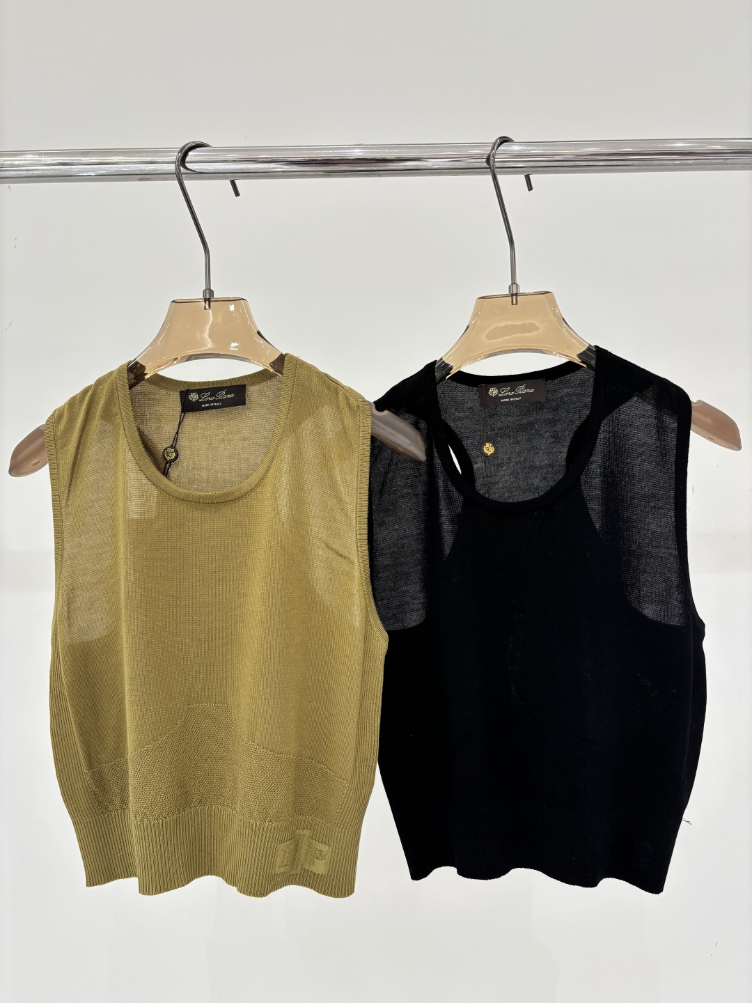 NO:799218,LP Vest｜26 Early Spring New Style Round Neck Letter Logo Hem Three-dimensional Design Simple Thin Backless Design Casual Knitted Vest Color Army Green Black sizeSML,, loro piana,19860909LP背心｜26早春新款圆领字母logo下摆立体设计简约薄款露背设计休闲针织背心 颜色军绿 黑色 sizeSML,,loro piana,,Women's clothing