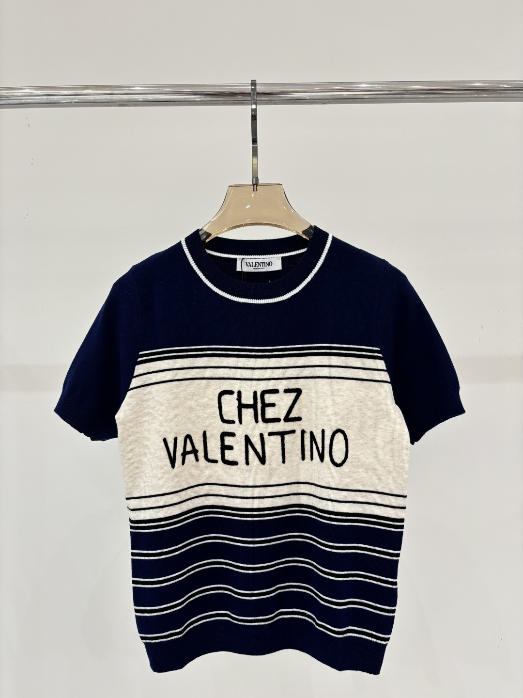 NO:799220,Valentino short-sleeved | 26 early spring new round neck letter logo three-dimensional crocheted jacquard striped color matching design soft and waxy casual knitted short-sleeved color navy blue sizeSML,,valentino,T-shirt,19860909华伦天奴短袖｜26早春新款圆领字母logo立体钩织提花条纹拼色设计软糯休闲针织短袖 颜色藏蓝 sizeSML,,valentino,T-shirt,,Women's clothing