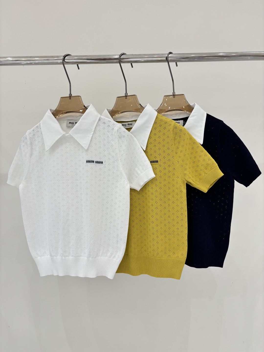 NO:799221,miu short-sleeved | 26 early spring new style lapel letter logo patch jacquard hollow pattern shirt collar splicing simple casual knitted short-sleeved color white yellow navy sizeSML,,miumiu,shirts,T-shirt,19860909miu短袖｜26早春新款翻领字母logo贴布提花镂空花纹衬衫领拼接简约休闲针织短袖 颜色白色 黄色 藏蓝 sizeSML,,miumiu,shirts,T-shirt,,Women's clothing