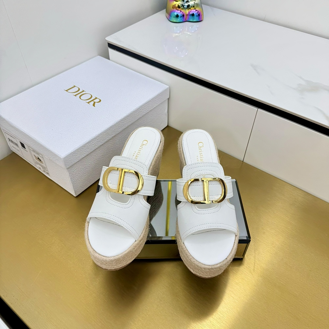 NO:265536,DIOR CHRONO new high-end sandals. Simple and super versatile. Perfect and luxurious to wear with spring and summer clothing. The feel of the feet is even more comfortable!  The original material is perfectly replicated. The original electroplated logo buckle. The original cowhide surface. The cowhide inner. The original anti-slip and the base. The heel height is about 9.5cm. It is unique. It is full of details. It is finely crafted. It is worth owning. It is equipped with the original packaging of the counter!  3 colors into, black, white, brown and yellow. SIZE35--40 (41 can be customized), high heels, slippers, dior, dior, sandals, high heels, slippers, cowhide19860909DIOR CHRONO迪奥 高版本新款凉鞋. 简约超级百搭. 上脚完美奢华可任意搭配春夏服饰. 脚感更是舒适！材质原版完美复刻.原版电镀Logo饰扣. 原版牛皮面. 牛皮内里.原版防滑坡跟大底.跟高约9.5cm.别出心裁.细节满满.做工精细.值得拥有.配置专柜原版包装！3色入.黑色.白色.棕黄. SIZE35--40（41可订做）,高跟鞋拖鞋,dior,dior,sandals,high heels,slippers,cowhide,Women's Shoes