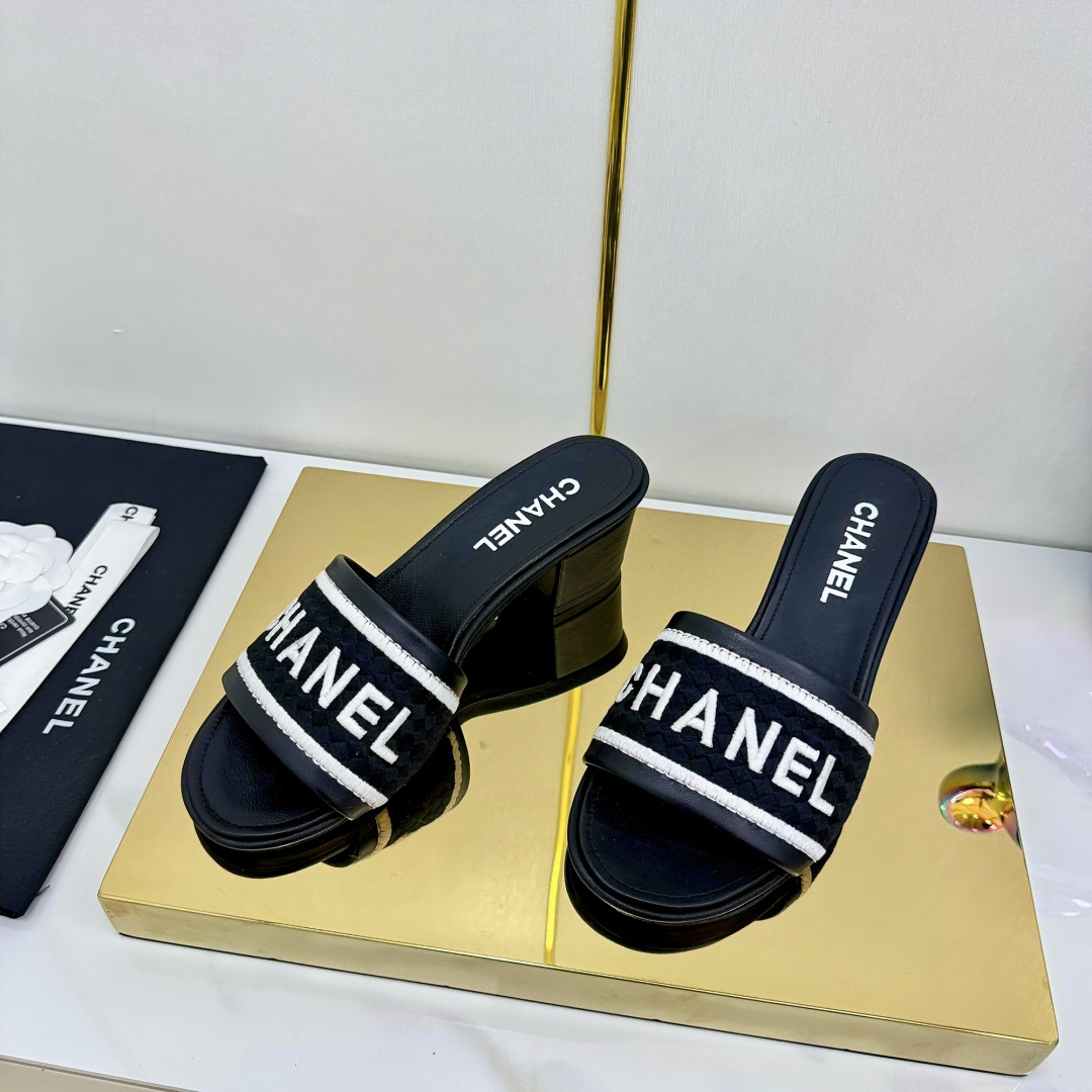 NO:265489,Top quality *Chanel 25 new diamond slippers, a must-have item for matching fragrant grandma powder in spring and summer!  Too Xian~ Custom imported lambskin noodles Sheepskin lining/foot pads Italy imported genuine leather sole Size35-39 (40.41 custom made without return or exchange), slippers, chanel, slippers, sheepskin, Leather soles19860909顶级品质 *香奈儿25新品菱格拖鞋 香奶奶粉春夏季搭配必备单品！太仙了～ 定制进口小羊皮面 羊皮内里/垫脚 意大利进口真皮大底 Size35-39（40.41订做不退换),拖鞋,chanel,slippers,sheepskin,Leather soles,Women's Shoes