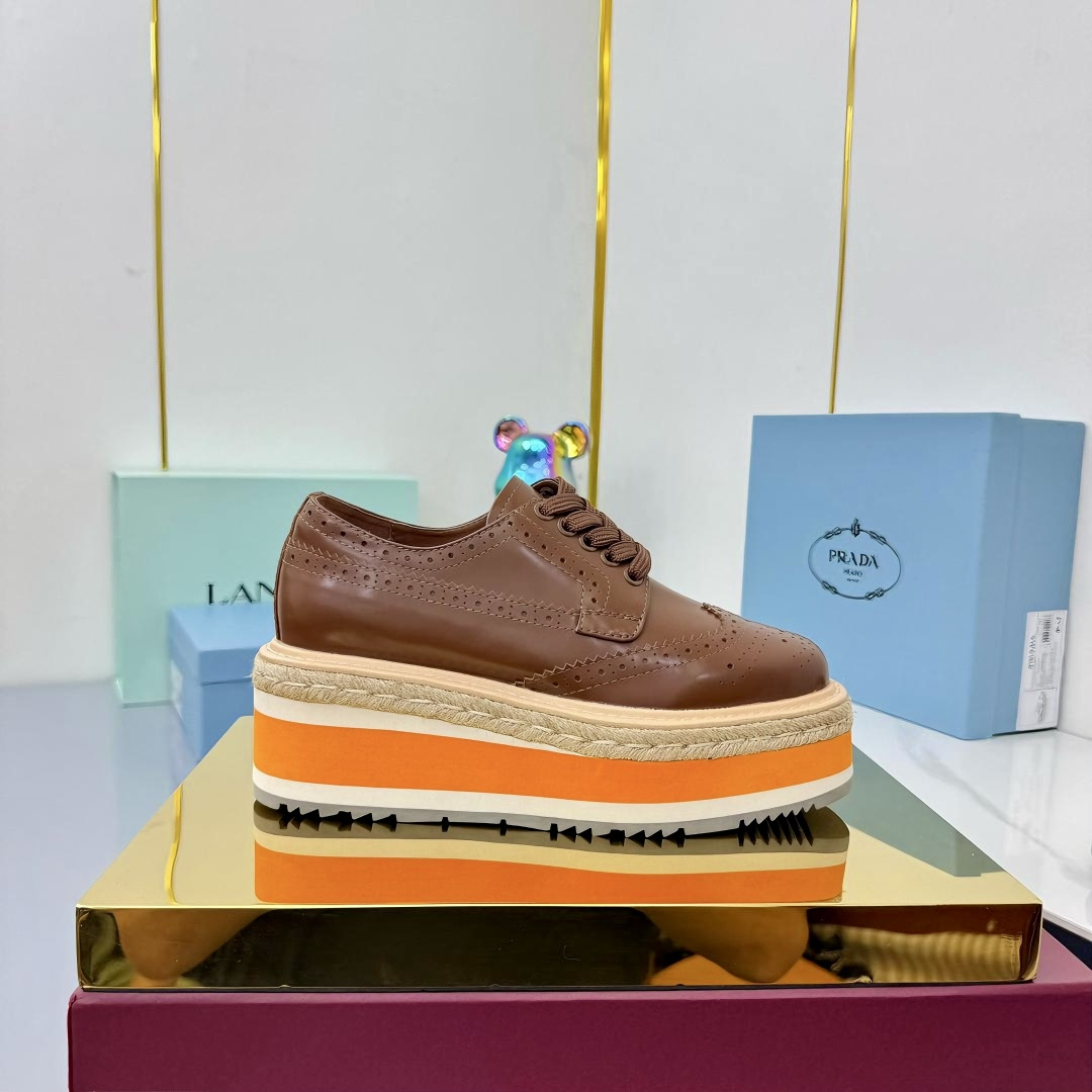 NO:448824,/prada fw25 new arrival~ Prada 2025 spring and summer show style｜Sponge cake thick-soled shoes new product Fashion is a kind of reincarnation P home sponge cake shoes have become popular after many years!  The classic 1000-year-old model #lace-up, punched, carved, and full of retro British style. The foamed material sponge cake has a thick bottom and a great effect to increase the height. It is a blessing for small girls!  Fabric: Original custom imported edge beads, sheepskin lining, sole: Original mold opening Tpu ultra-light foaming sole, sole thickness: 6CM, height-enhancing ~ Size: 35-39 (40 custom made without return), sponge cake shoes, prada, prada, sheepskin19860909/prada fw25 new arrival～ 普拉达2025春夏走秀款｜松糕厚底鞋新品 时尚就是一种轮回P家松糕鞋时隔多年翻红啦！ 经典万年款#系带.冲孔.雕花.复古英伦风满满 发泡材质松糕厚底增高效果绝了小个子女生福音！ 面料: 原版定制进口开边珠 羊皮内里 鞋底: 原版开模Tpu超轻发泡大底 底厚: 6CM 增高绝绝子～ Size: 35-39（40订做不退换）,松糕鞋,prada,prada,sheepskin,Women's Shoes
