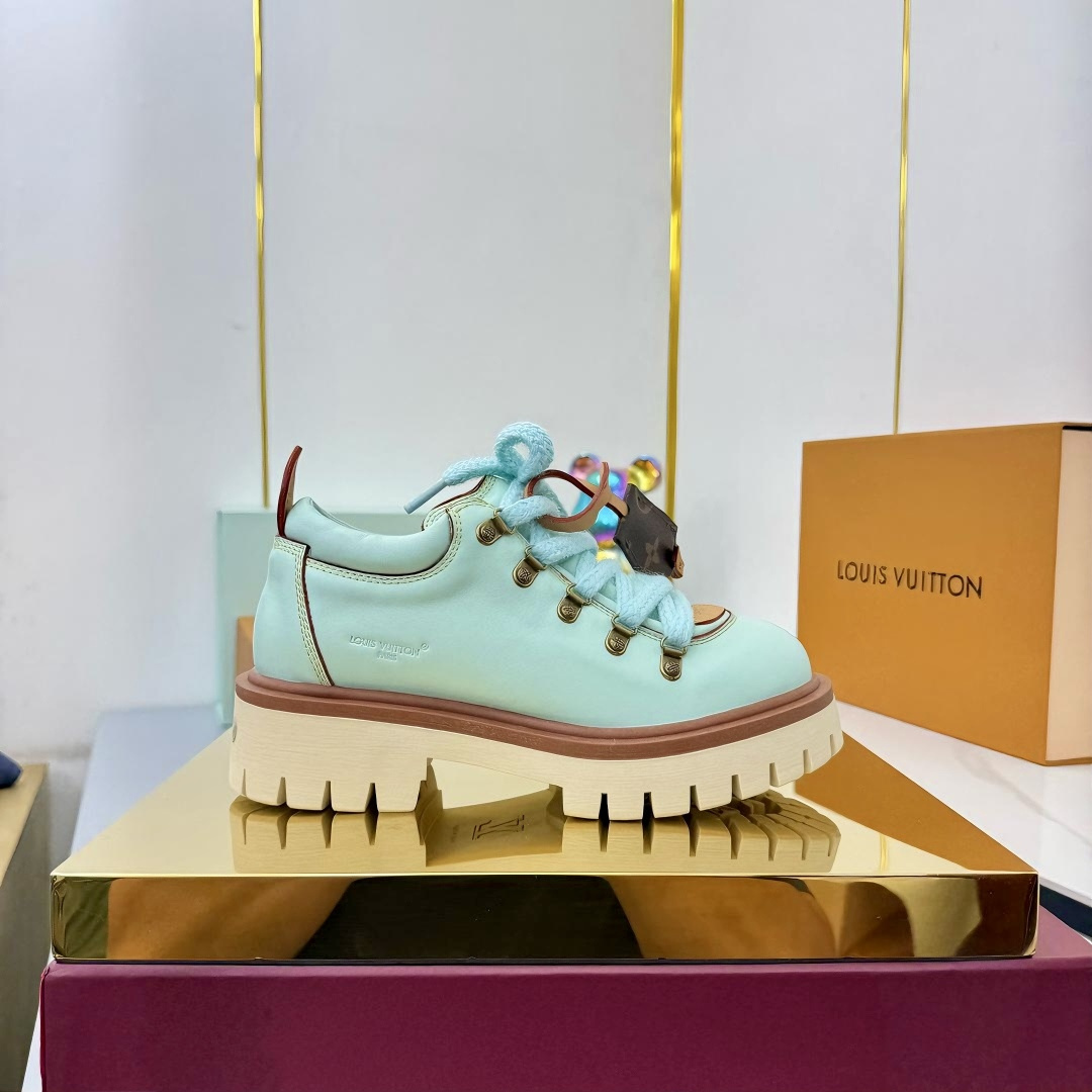 NO:448816,Louis vuiteeon Louis Vuitton lace-up thick-soled loafers latest derby shoes This sponge cake thick-soled series is very exciting this year, wearing it with height enhancement effect, and leading fashionably absolutely yyds!  Calfskin LV Remix derby draws inspiration from classic hiking boots, reimagines its proportions, and creates a fashionable and avant-garde outsole. The upper combines thick laces and hooks engraved with letters. The details are taken from Louis Vuitton leather products, especially the natural leather rear label with letter canvas key bells and yellow stitching. The shoe uses a thick rubber outsole. Upper calfskin inner foot pad sheepskin sole original open mold TPU rubber outsole heel height 5cm size women 35-40 (41 custom-made non-return) men 39-45 (46 custom-made non-return), casual shoes/sports shoes, louis vuitton, louis vuitton, louitton, louis vuitton, loafers, boots, sneakers, cowhide, sheepskin19860909Louis vuiteeon 路易威登系带厚底乐福鞋最新款德比鞋 这款松糕厚底系列今年非常爆,穿上增高效果,和时尚的引领绝对的yyds！ 小牛皮LV Remix derby从经典登山靴中汲取灵感,重新构想其比例,打造出时尚前卫的轮廓.鞋面结合了厚鞋带和刻有字母花的钩子,细节取自路易威登皮革制品,特别是字母帆布钥匙铃和黄色缝线的天然皮革后标签.这款鞋采用了厚实的橡胶外底. 鞋面小牛皮 内里垫脚羊皮 鞋底原版开模TPU橡胶大底 跟高5cm 码数女35-40（41定做不退换） 男39-45（46定做不退换）,休闲鞋/运动鞋,louis vuitton,louis vuitton,louis vuitton,loafers,boots,sneakers,cowhide,sheepskin,Women's Shoes