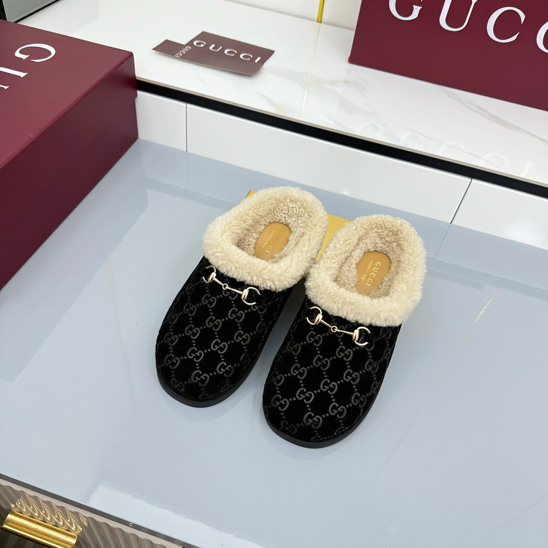 NO:535666,P Fall and Winter New Reverse Cowhide Horse Bed Women's Wool Slippers GG continues to use archive symbols in the 2025 Fall and Winter Series. Horsebit hardware is reminiscent of the brand's equestrian tradition and appears on this pair of camel and cowhide high-circular pressure GG mules. Brown Cowhide Back Fleece GG Embossed Horse Bed Decoration Gold Hardware Accessories Wool Inner Round Toe Rubber Sole Flat Sole Made in Italy Size: 36~42 sizes, semi-dragged fur shoes, slippers, cowhide19860909P 秋冬新款反绒牛皮马衔扣女士羊毛拖鞋  GG在 2025 秋冬系列中继续使用档案符号.Horsebit 硬件让人想起品牌的马术传统,出现在这双 camel 和牛皮高周波压 GG 穆勒鞋上. 棕色牛皮反绒GG压花 马衔扣装饰 金色五金配件 羊毛内里 圆头 橡胶鞋底 平底 意大利制造 码数:36～42码,半拖毛毛鞋,slippers,cowhide,Women's Shoes